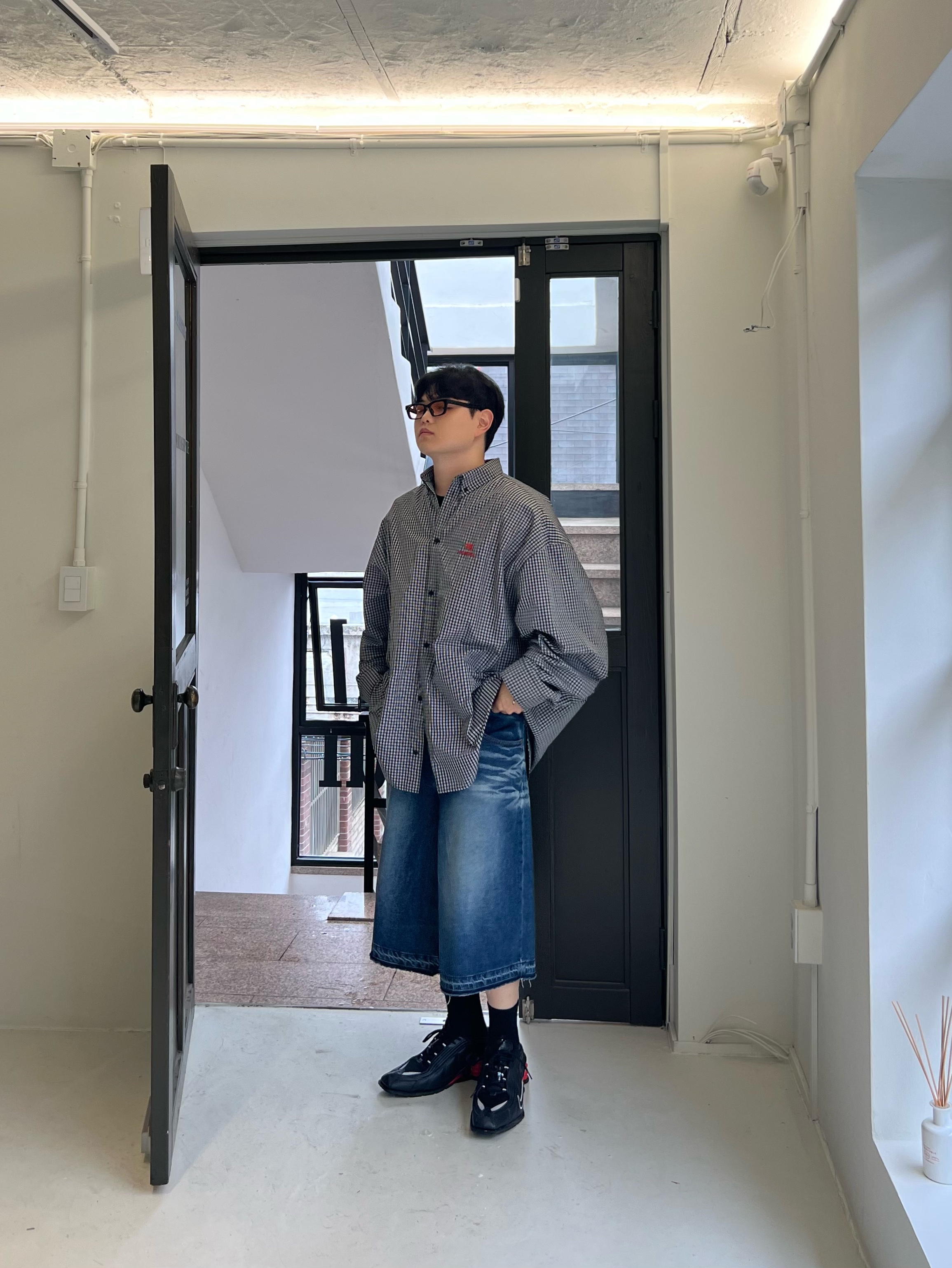 Balenciaga Micro Check Mix Poplin Sporty B Cosy Shirt Black White, Nike x Martine Rose Shox MR4 Black 착용 스타일