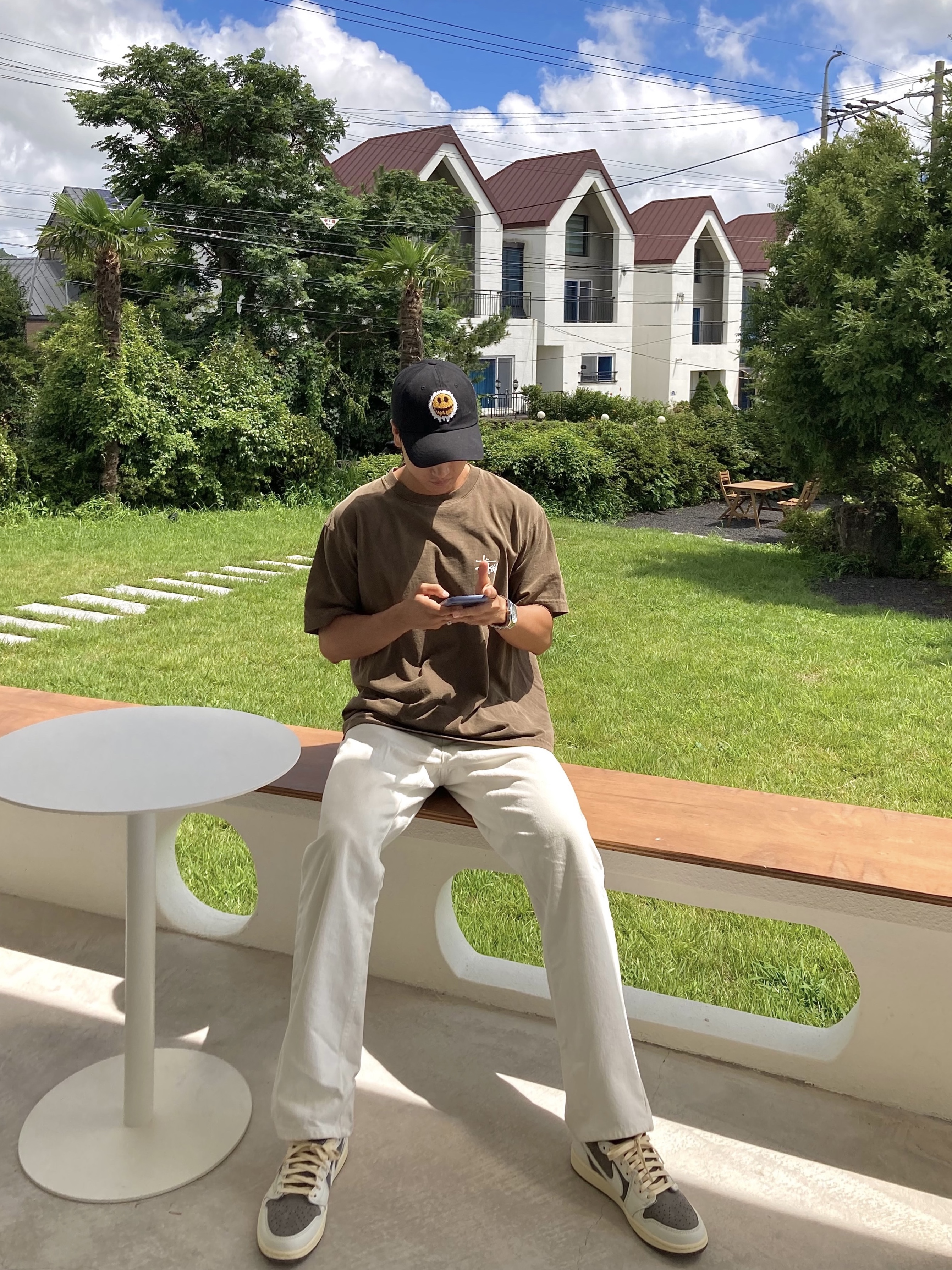 Stussy Basic Stussy Pigment Dyed T-Shirt Coffee 2022, Jordan 1 x Travis Scott Retro Low OG SP Sail and Ridgerock 착용 스타일 - 2