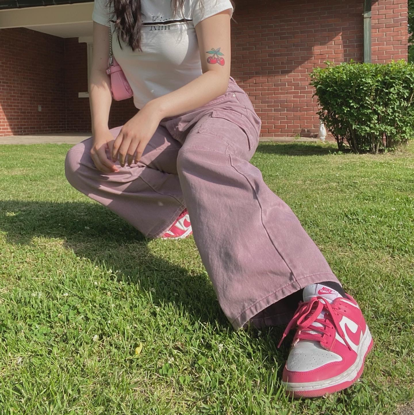 (W) Nike Dunk Low Archeo Pink, (W) Matin Kim Cutted Logo Crop Top White 착용 스타일