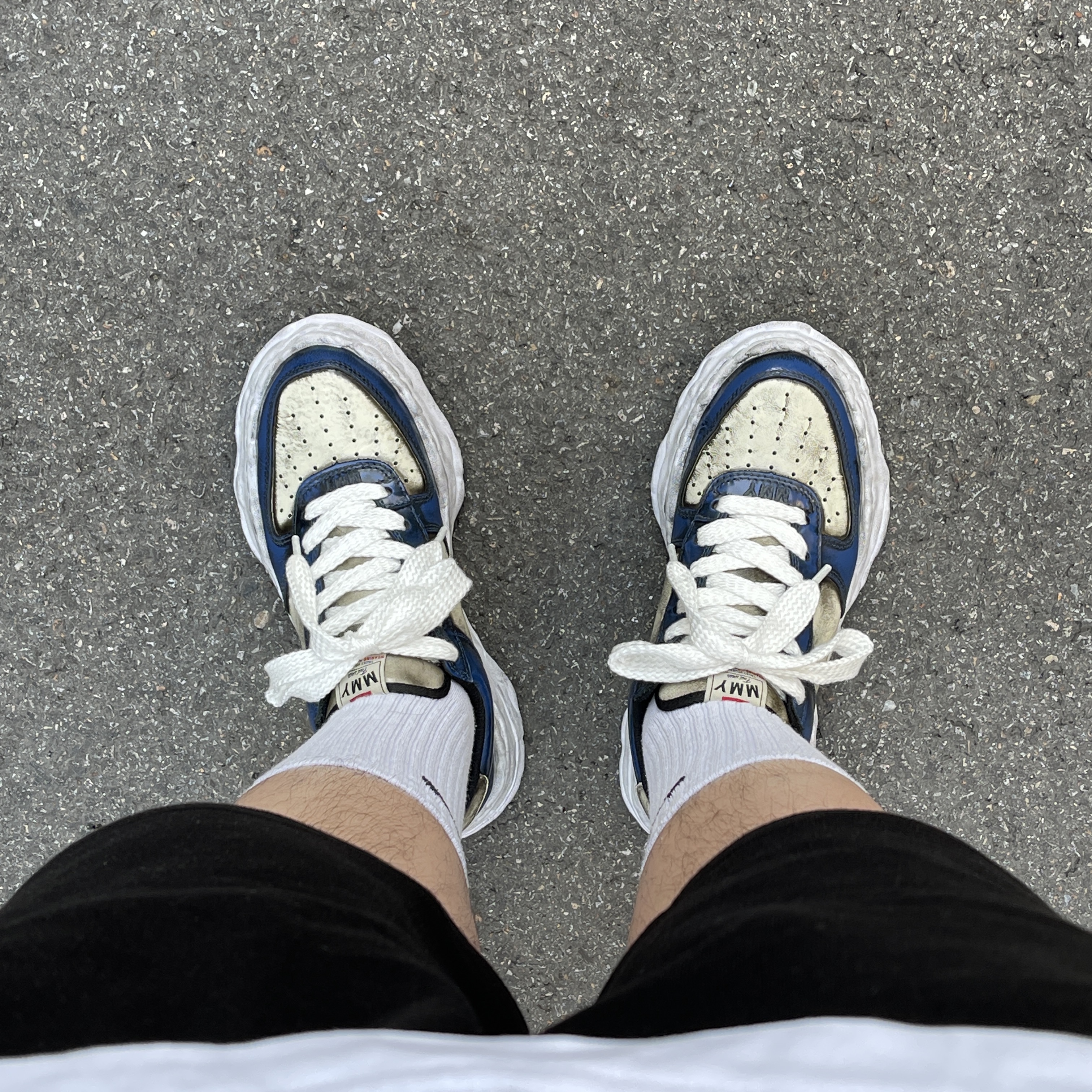 Maison Mihara Yasuhiro Wayne OG Sole Brushed Patent Low-top Sneakers Blue 착용 스타일
