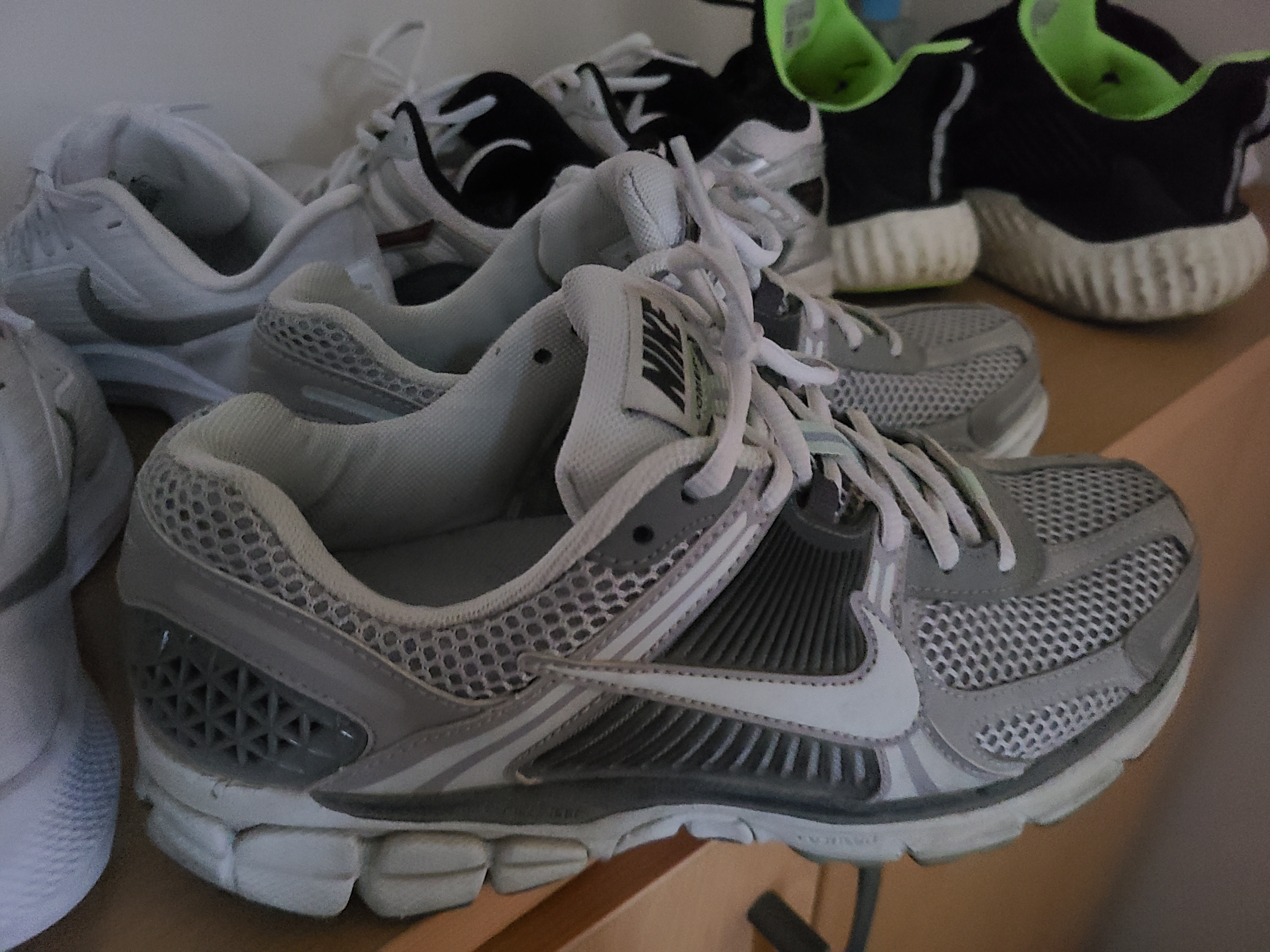 (W) Nike Zoom Vomero 5 Cobblestone and Flat Pewter 착용 스타일