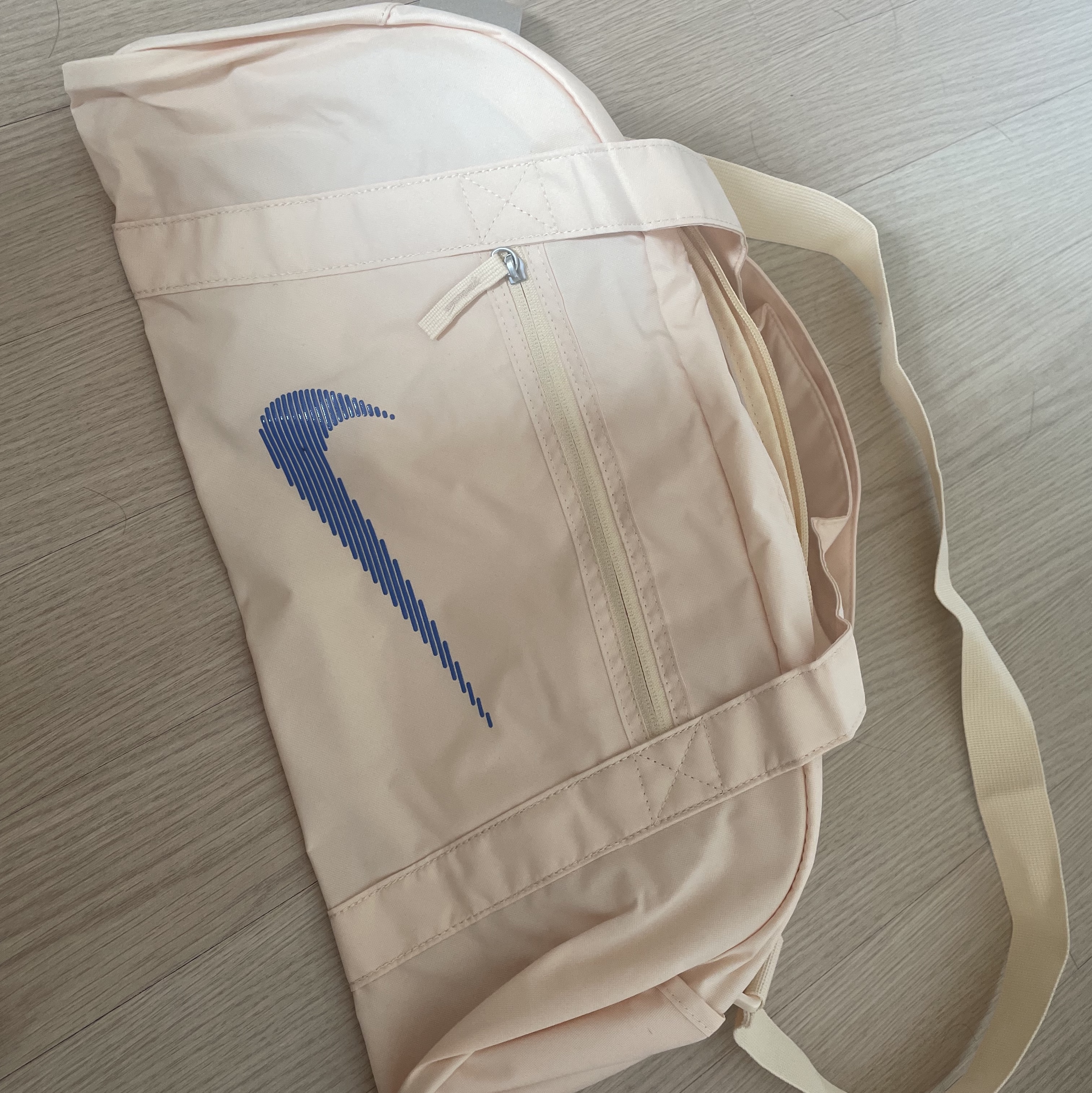 Nike Gym Club Duffle Bag 24L Pale Vanilla 착용 스타일