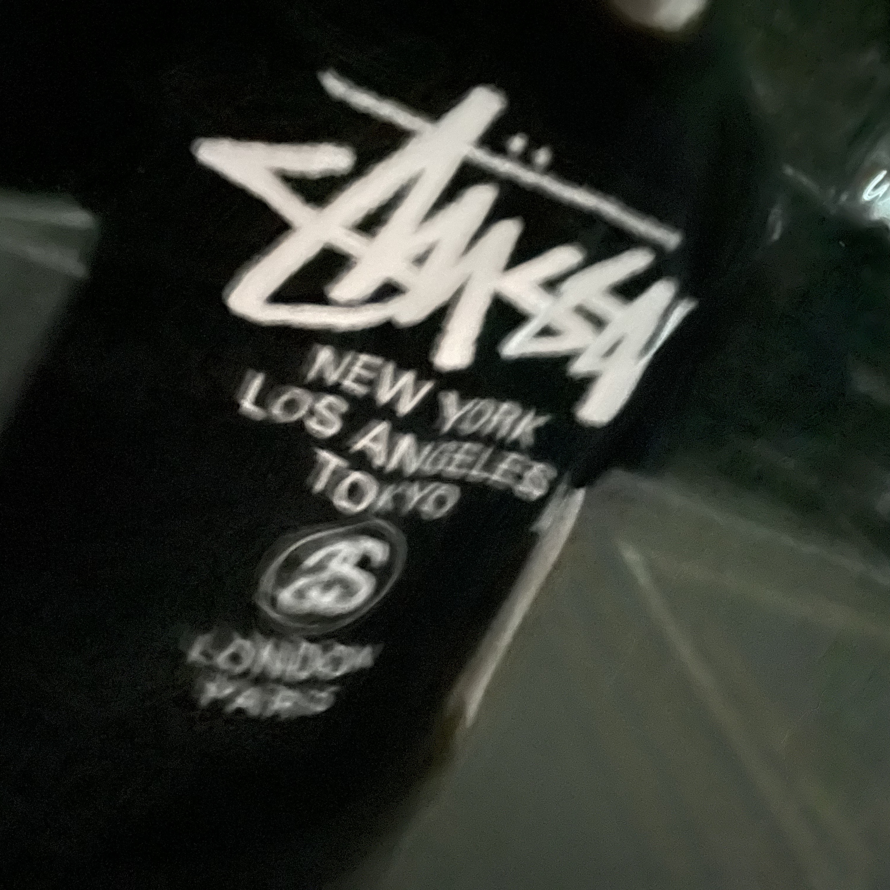 스투시 월드투어 티셔츠 블랙 착용 스타일 - 1