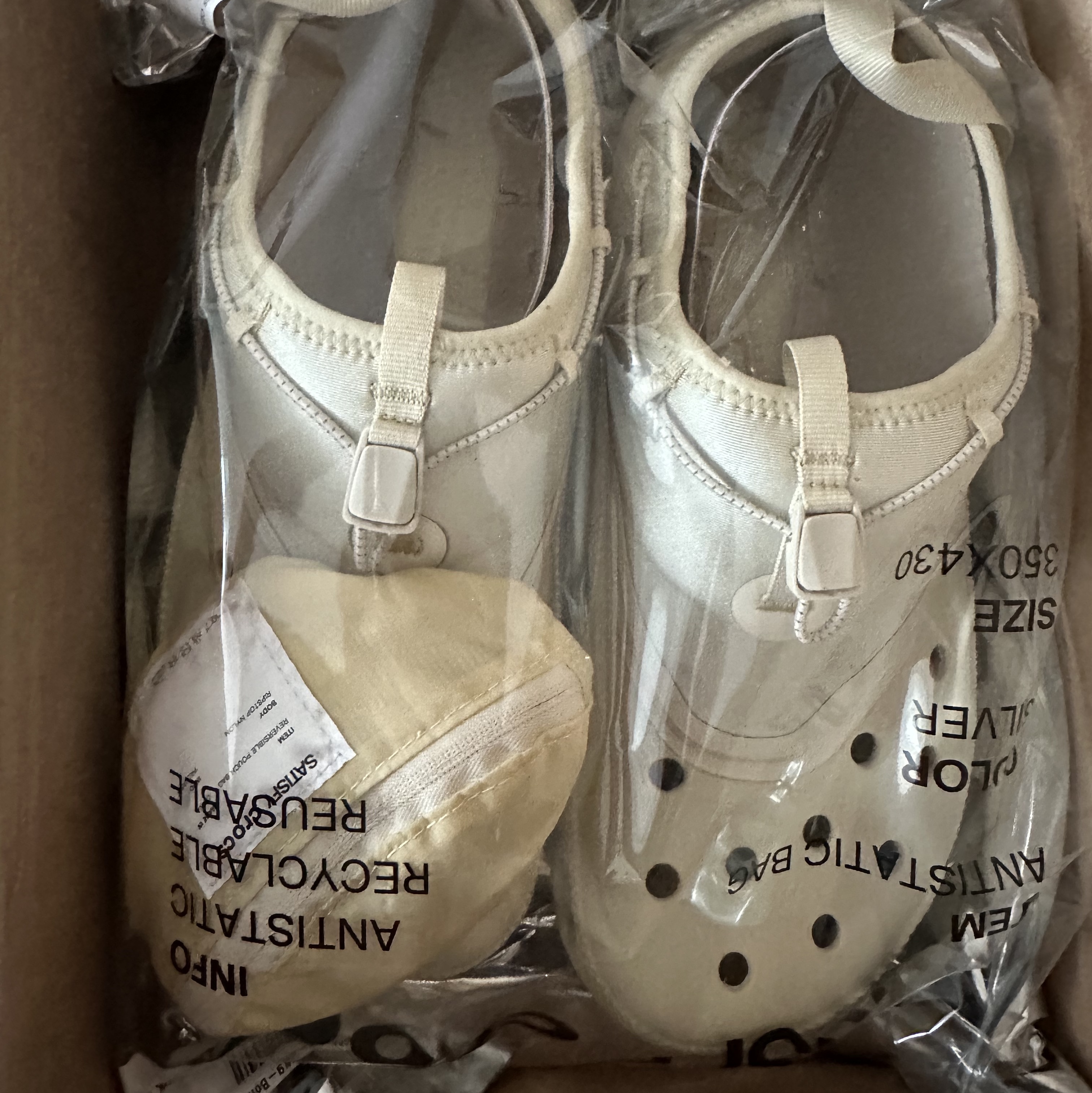 Crocs x Satisfy Classic Clog Bone 착용 스타일