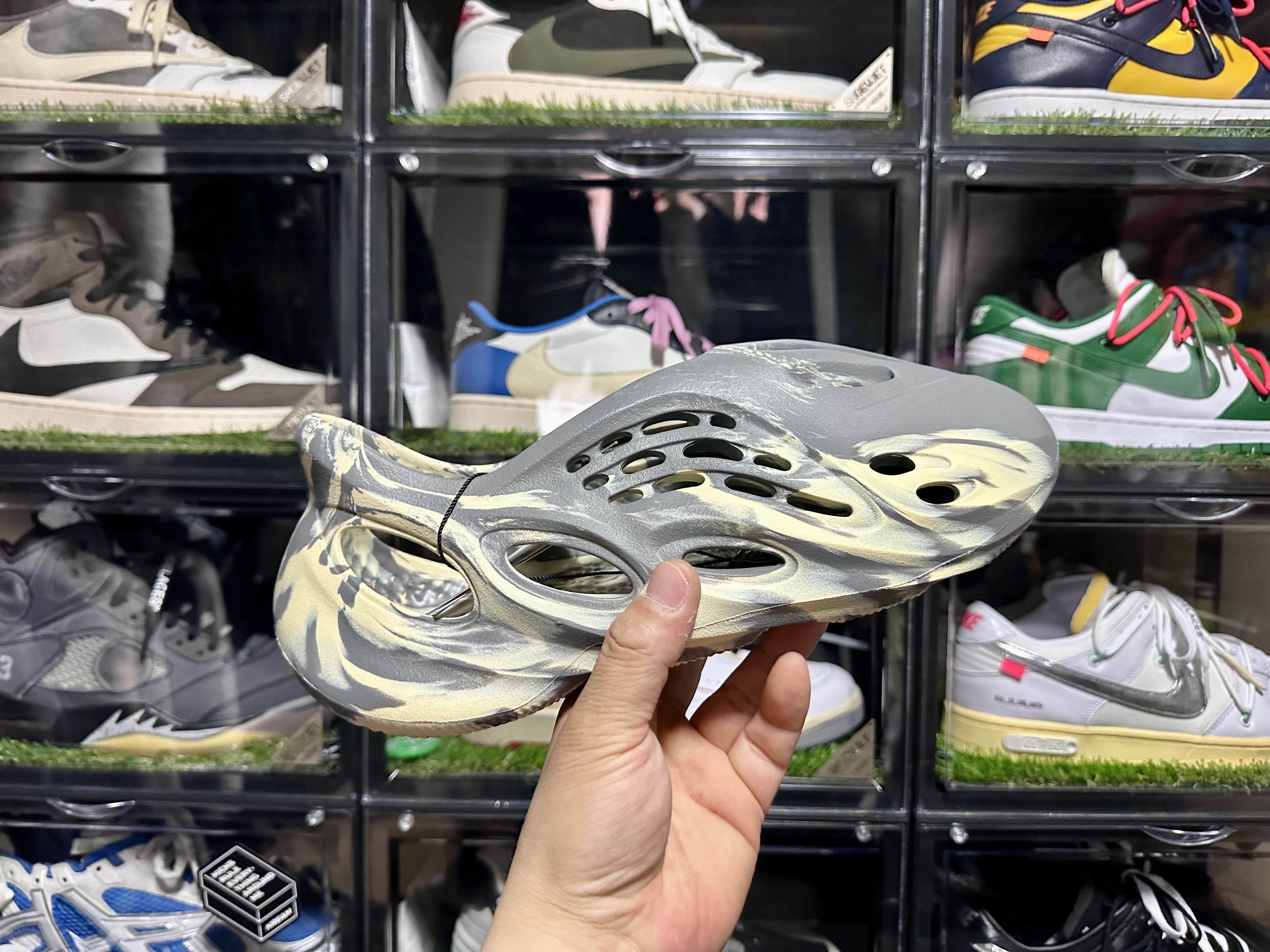 Adidas Yeezy Foam RNNR MXT Moon Gray 착용 스타일 - 1