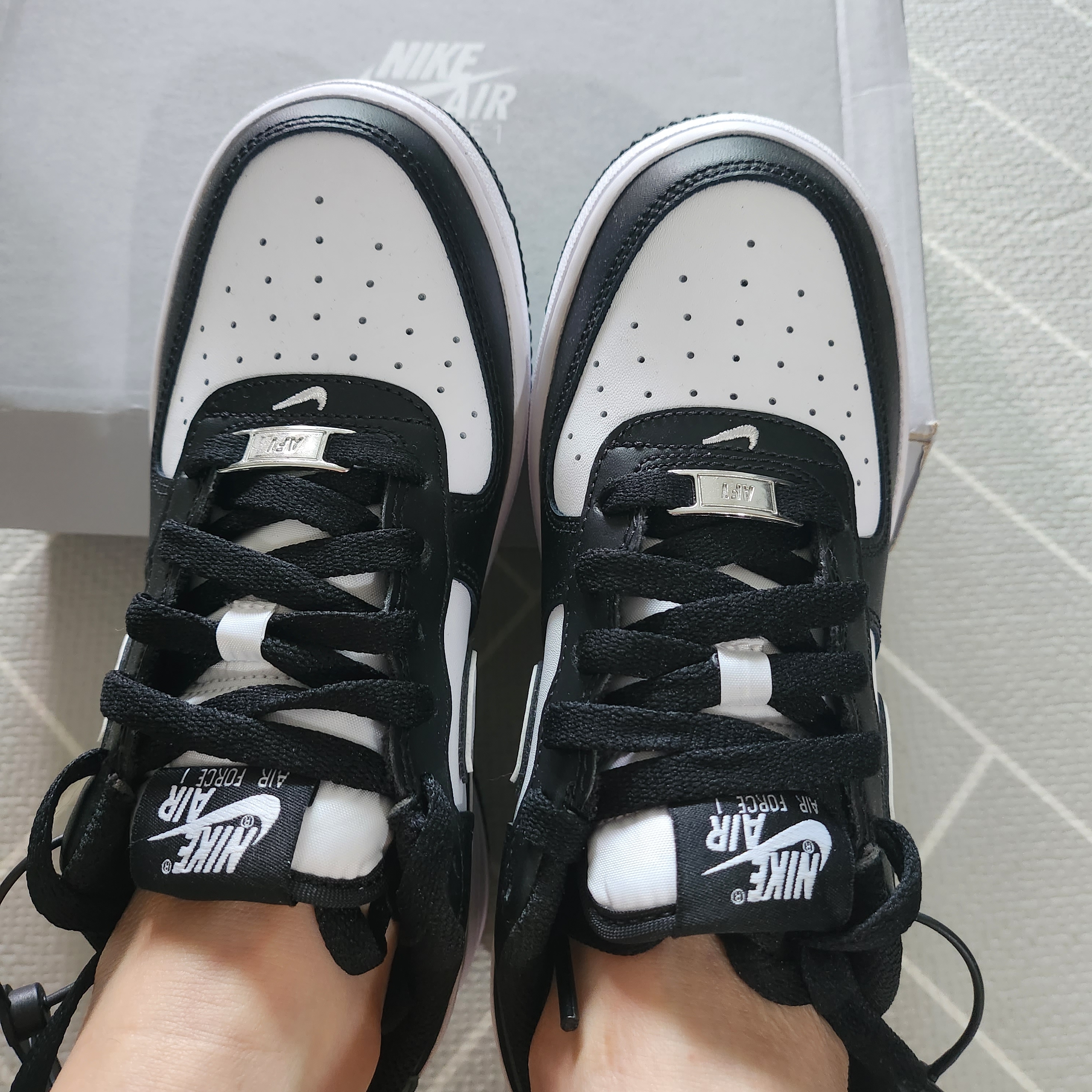 (GS) Nike Air Force 1 LV8 2 Black White 착용 스타일 - 2