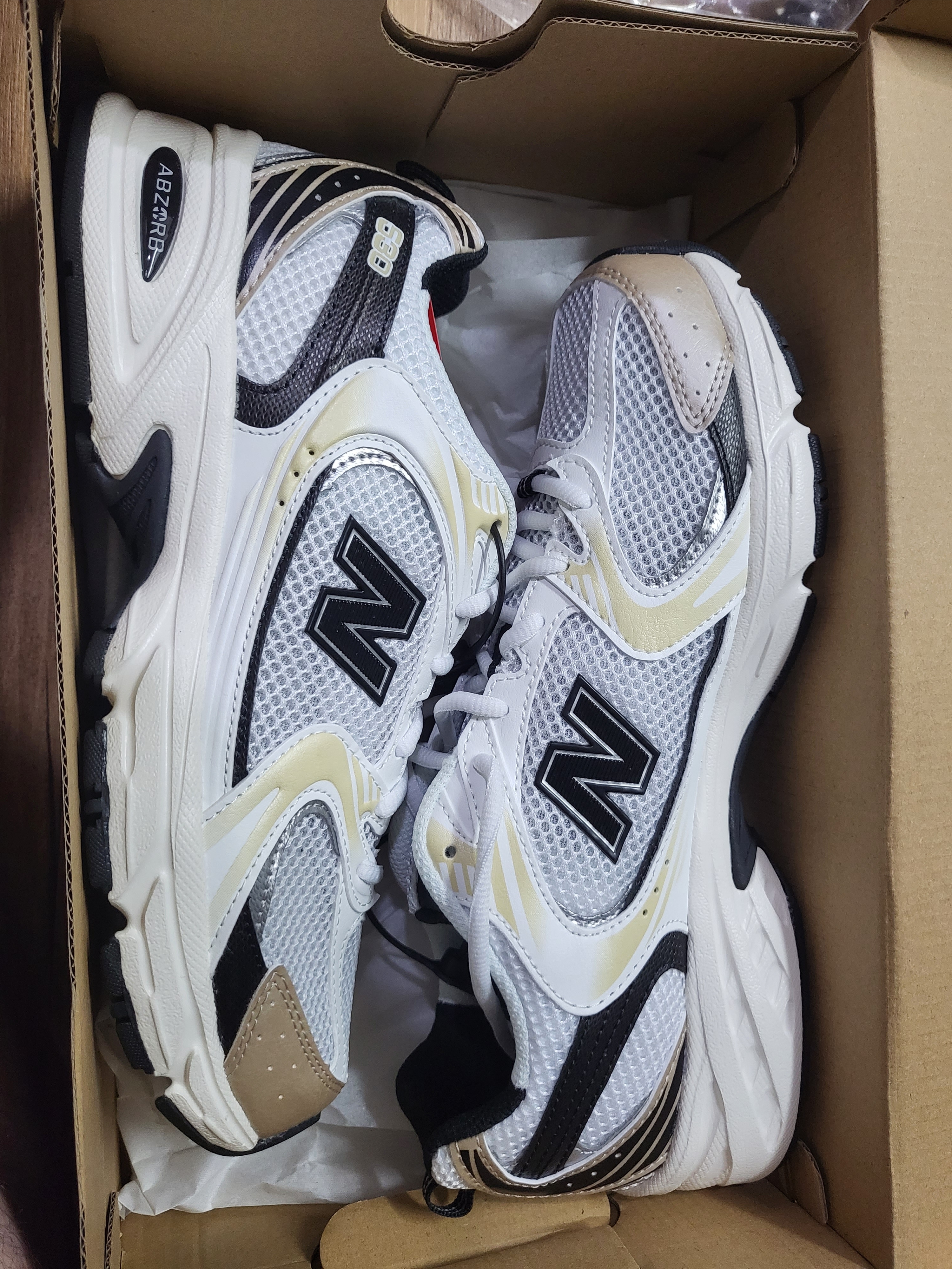 New Balance 530 White Gold 착용 스타일