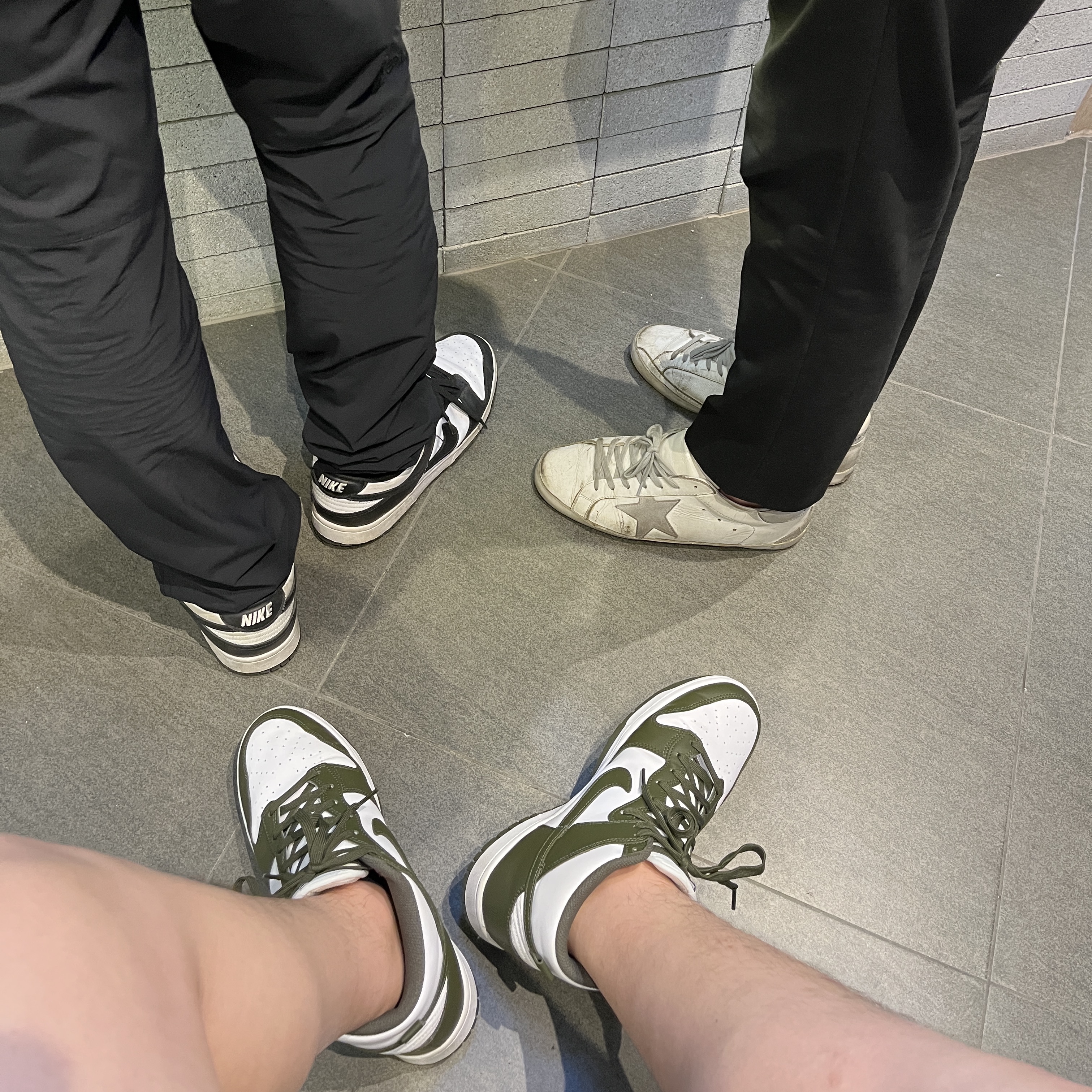 나이키 덩크 하이 레트로 챔피언쉽 카키, 나이키 덩크 로우 레트로 블랙 착용 스타일 - 1
