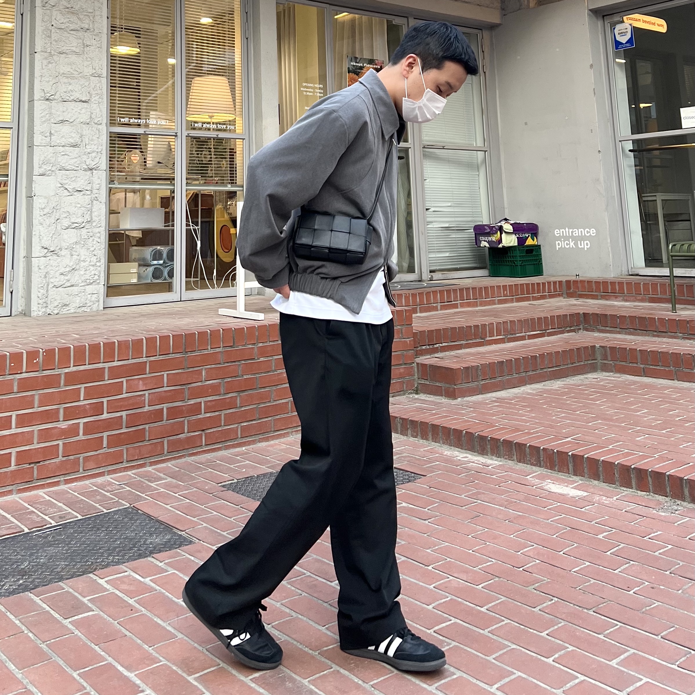 보테가 베네타 미니 램스킨 레더 벨트 카세트백 블랙 착용 스타일 - 2