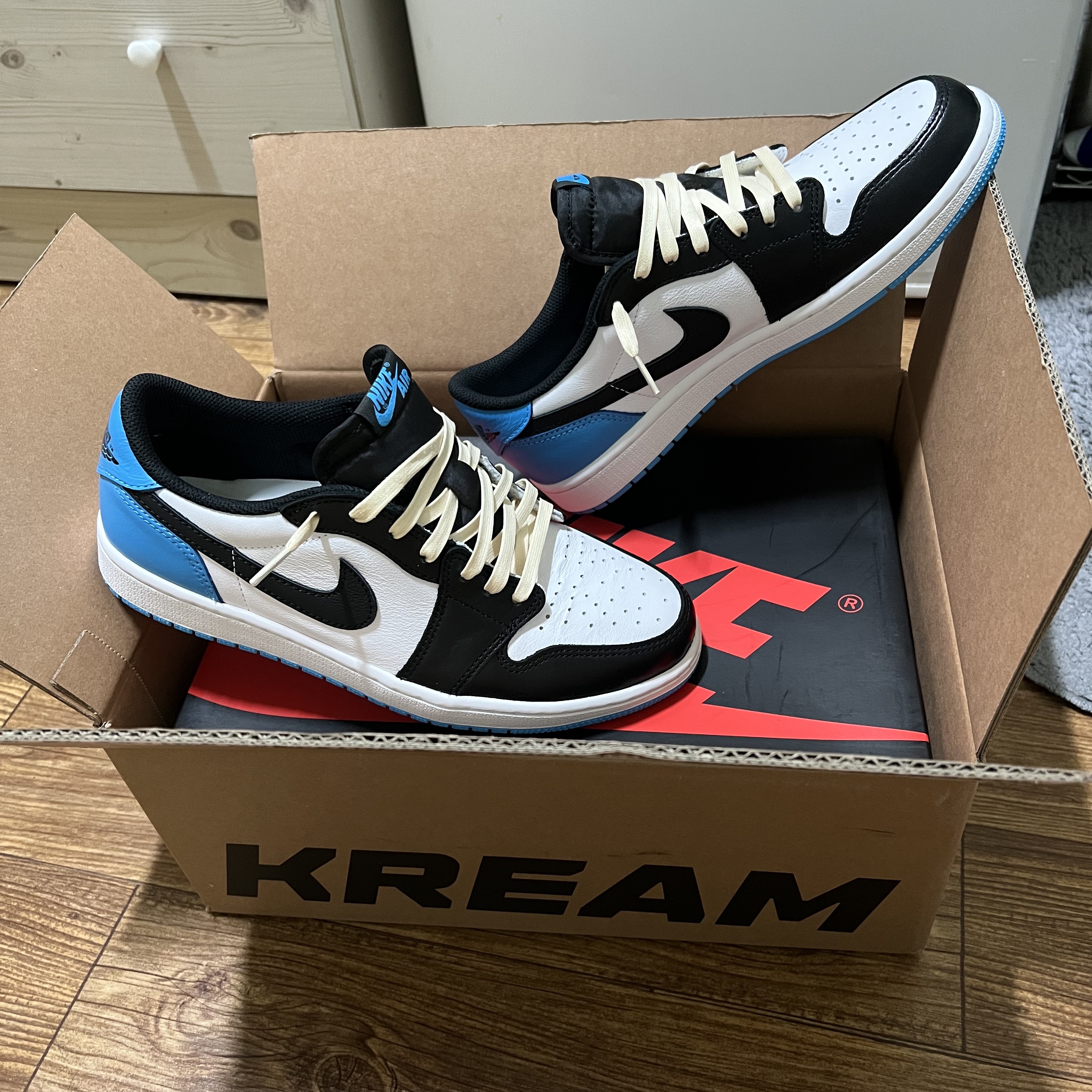 Jordan 1 Retro Low OG Black and Dark Powder Blue 착용 스타일