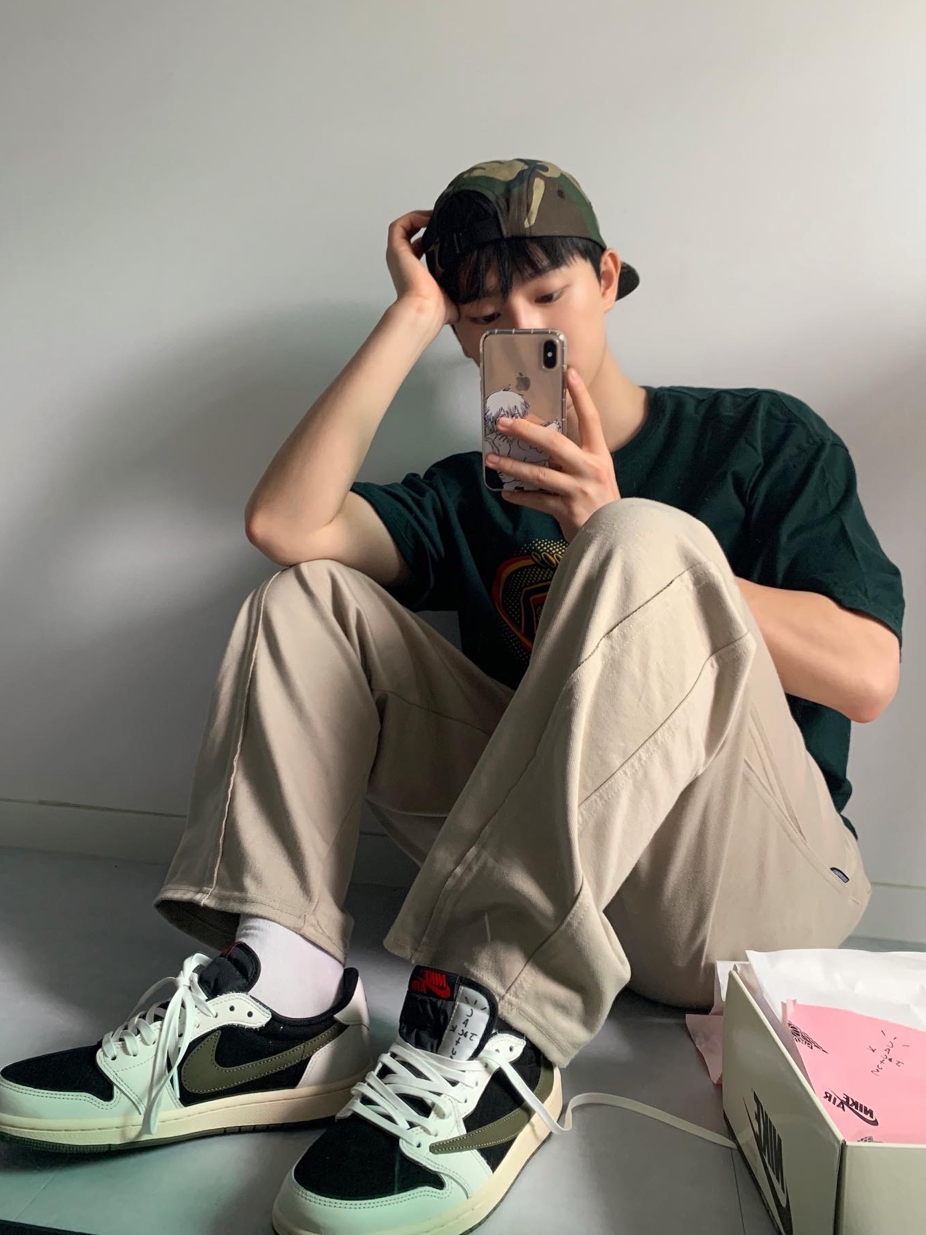(W) Jordan 1 x Travis Scott Retro Low OG SP Medium Olive 착용 스타일 - 2