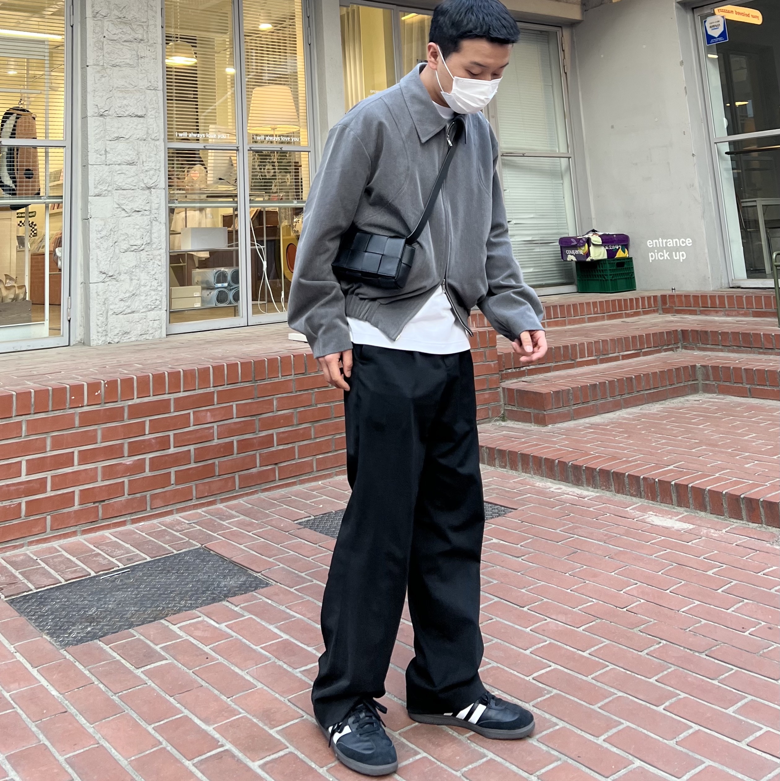 보테가 베네타 미니 램스킨 레더 벨트 카세트백 블랙 착용 스타일 - 1