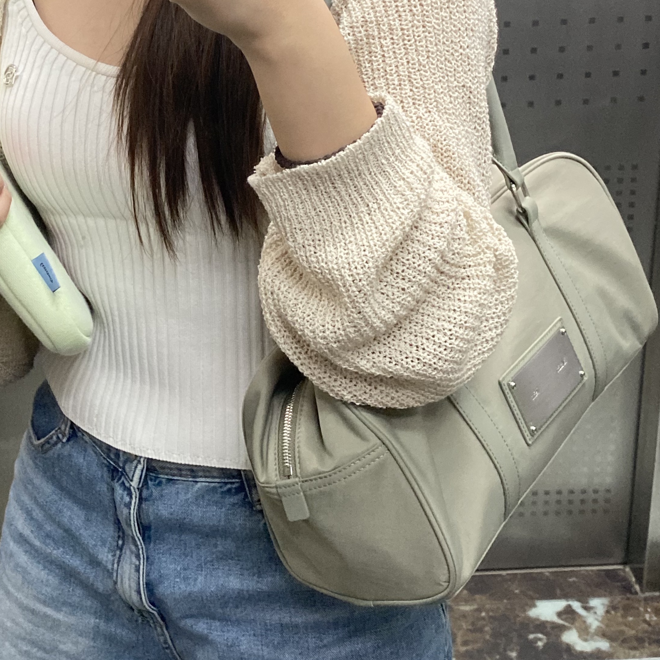 Matin Kim Sporty Tote Bag Black, Matin Kim Sporty Tote Bag White 착용 스타일 - 2