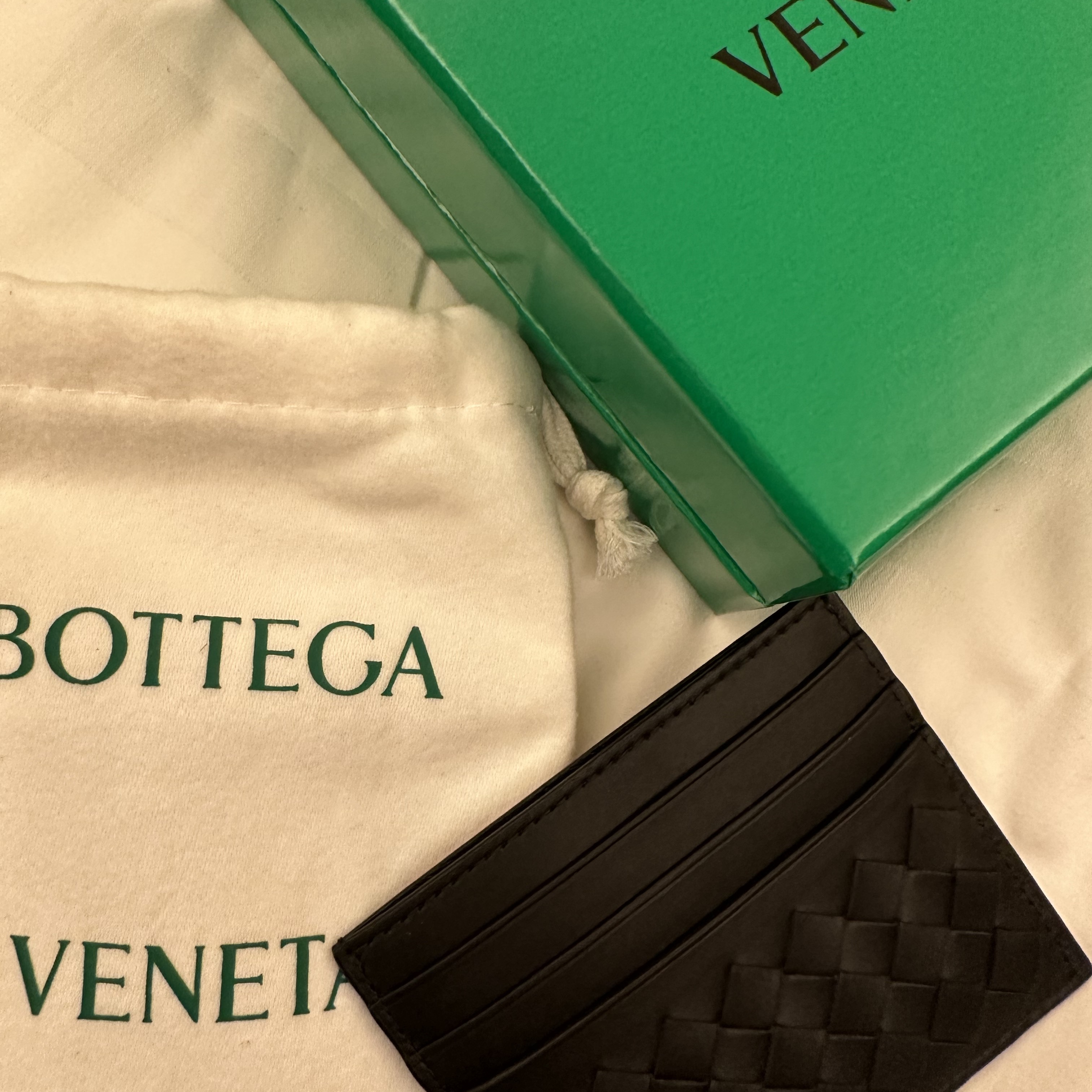 Bottega Veneta Credit Card Case Black 착용 스타일