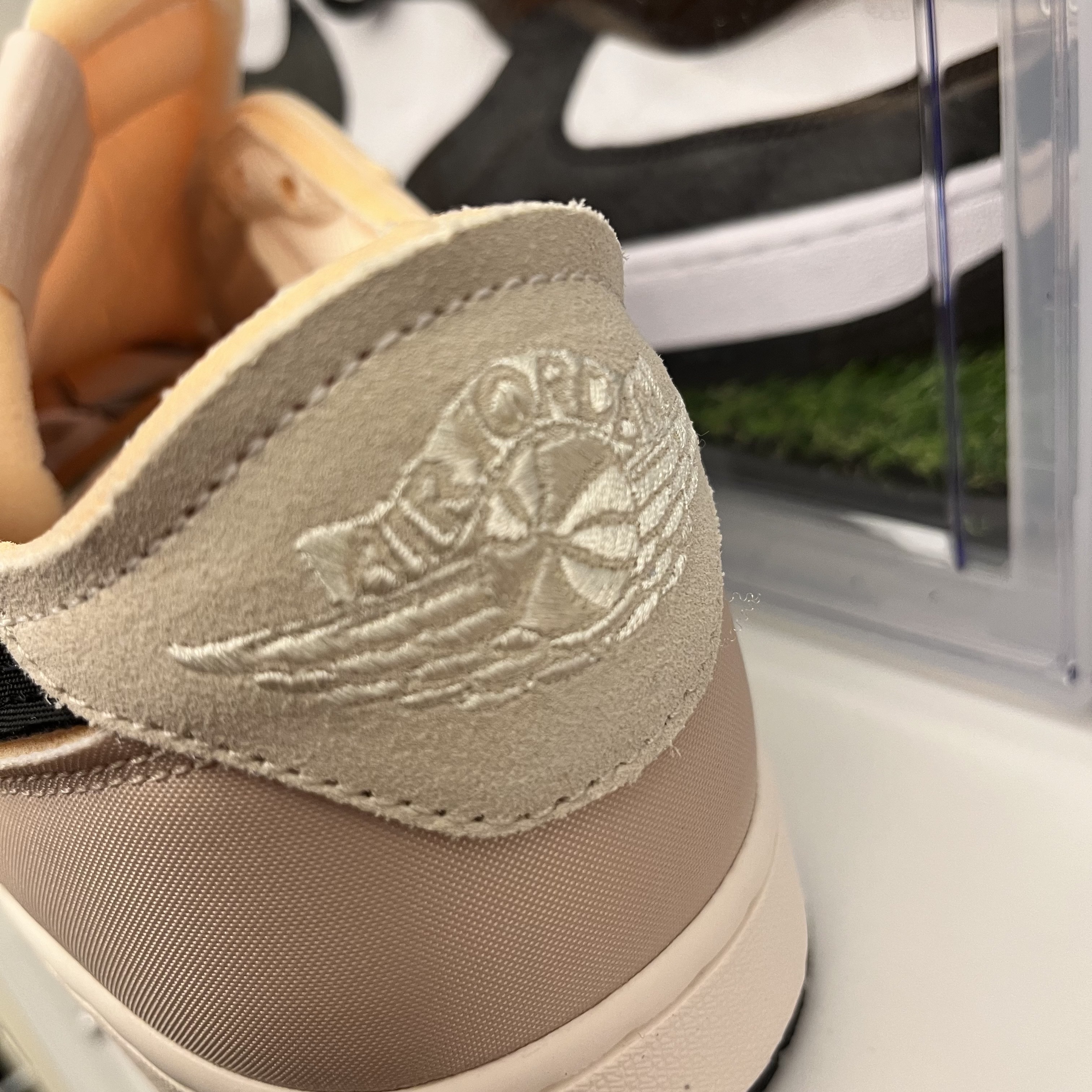 Jordan 1 Retro Low OG EX White and Coconut Milk 착용 스타일 - 1