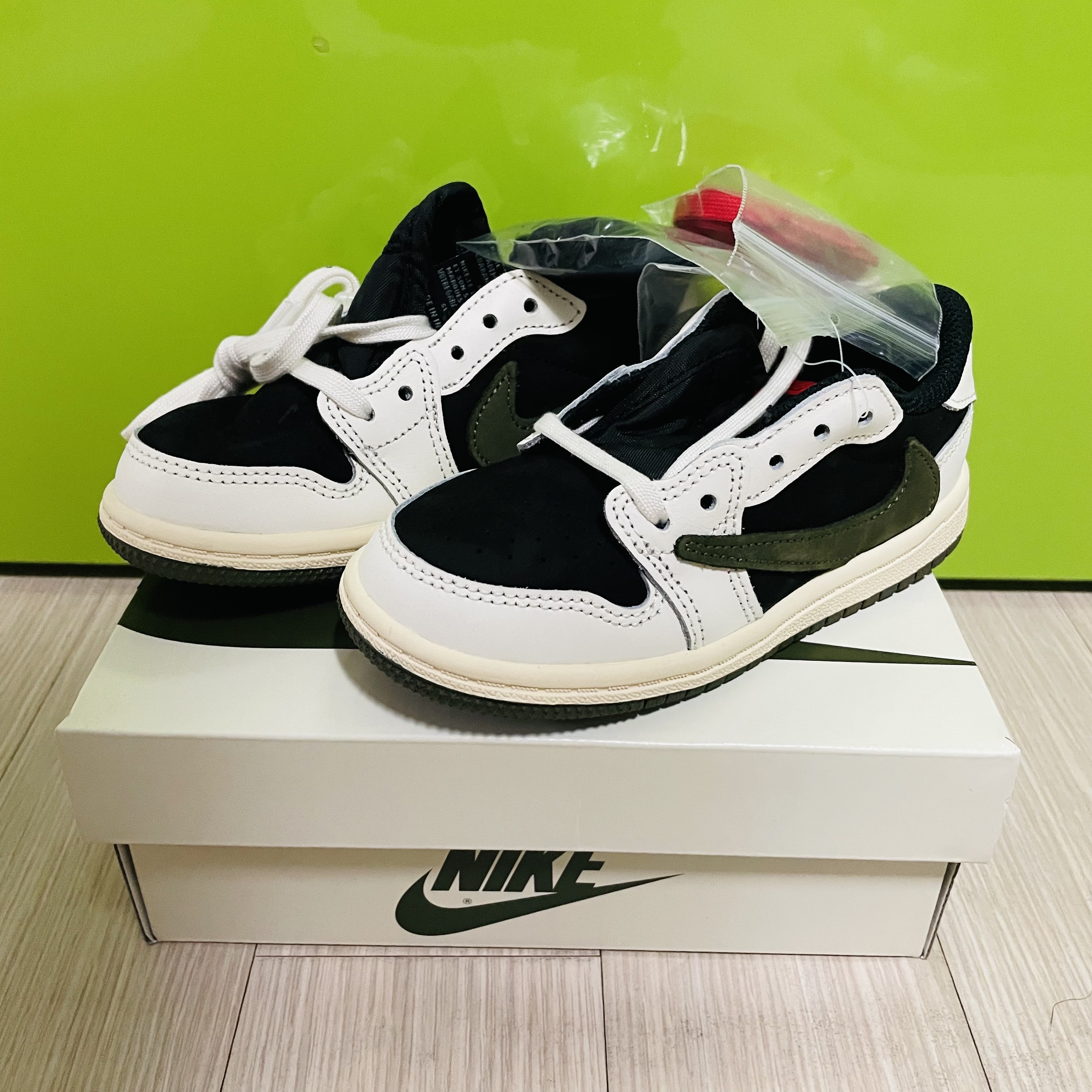 (TD) Jordan 1 x Travis Scott Retro Low OG SP Medium Olive 착용 스타일 - 1