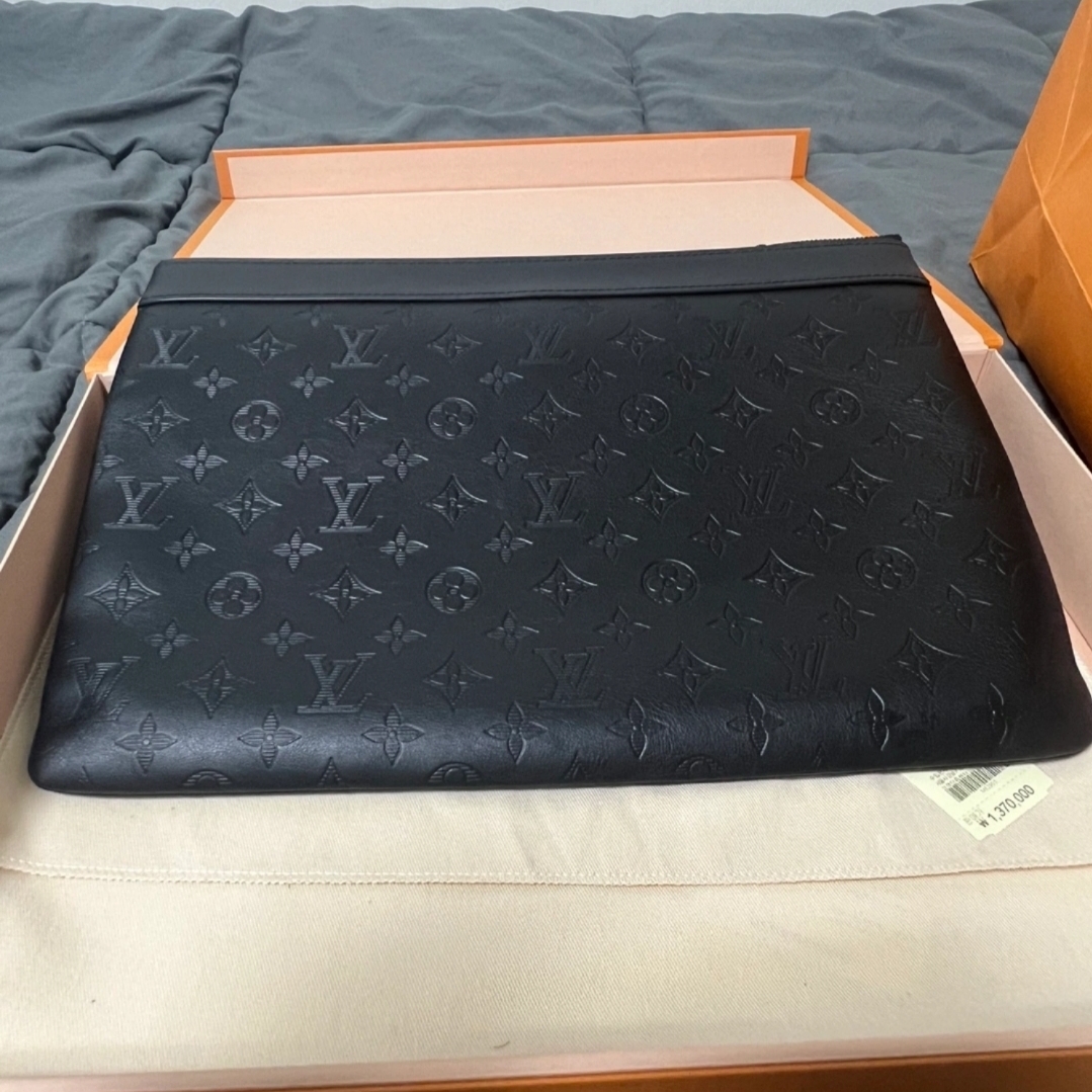 Louis Vuitton Pochette Monogram Shadow Black 착용 스타일