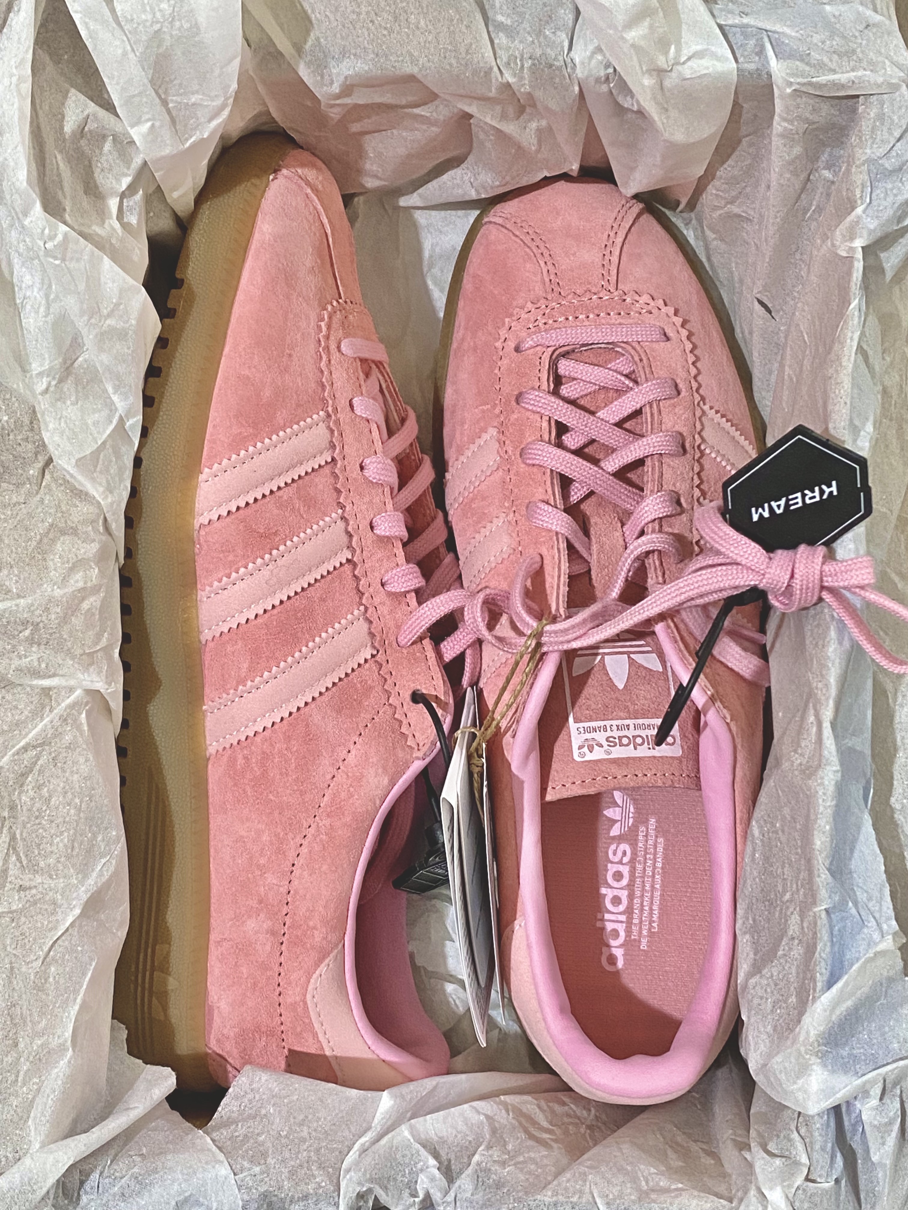 Adidas Bermuda Glow Pink 착용 스타일 - 1