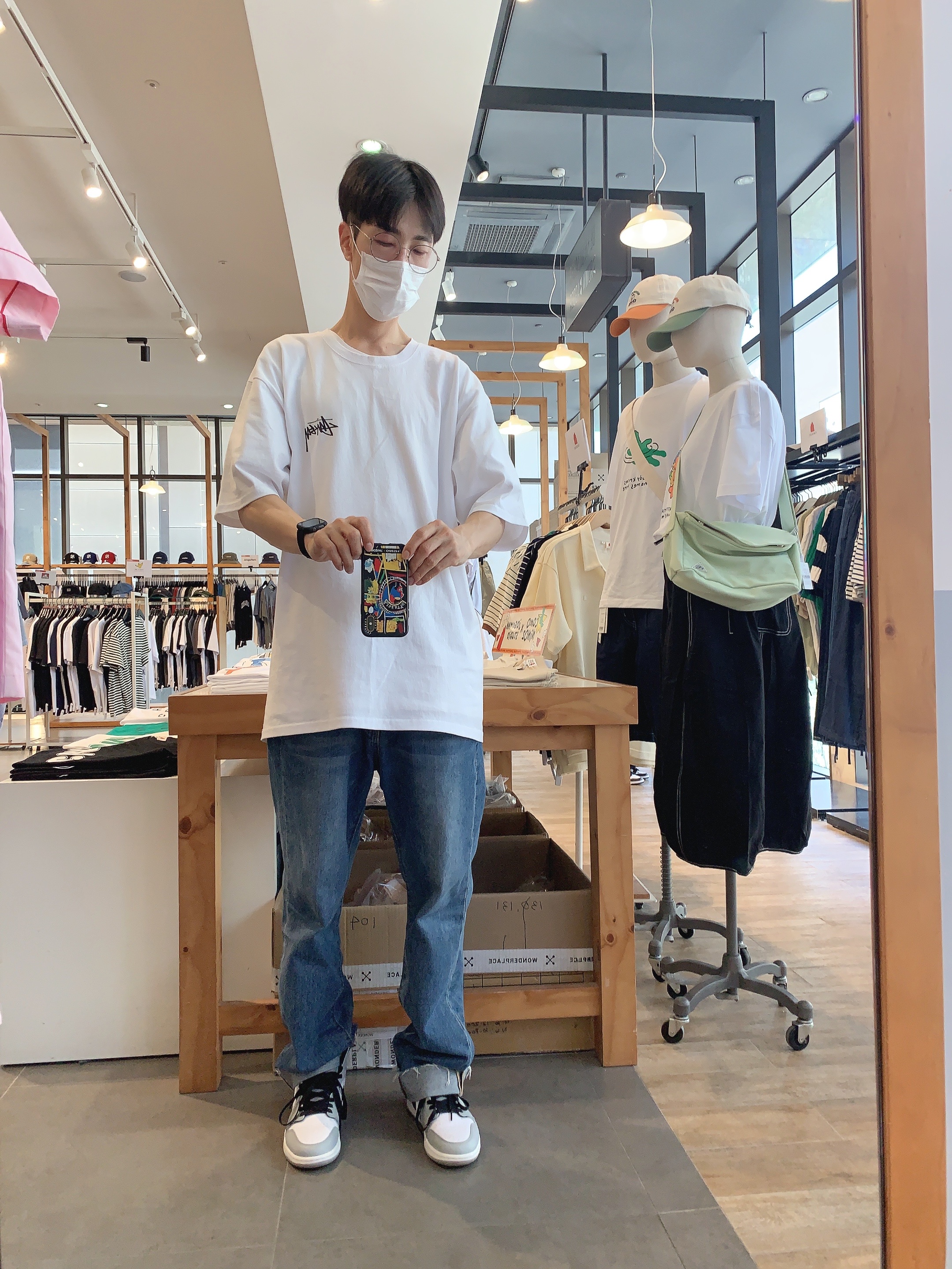 Stussy Withered Flower T-Shirt White, Jordan 1 Mid Light Smoke Grey 착용 스타일 - 2