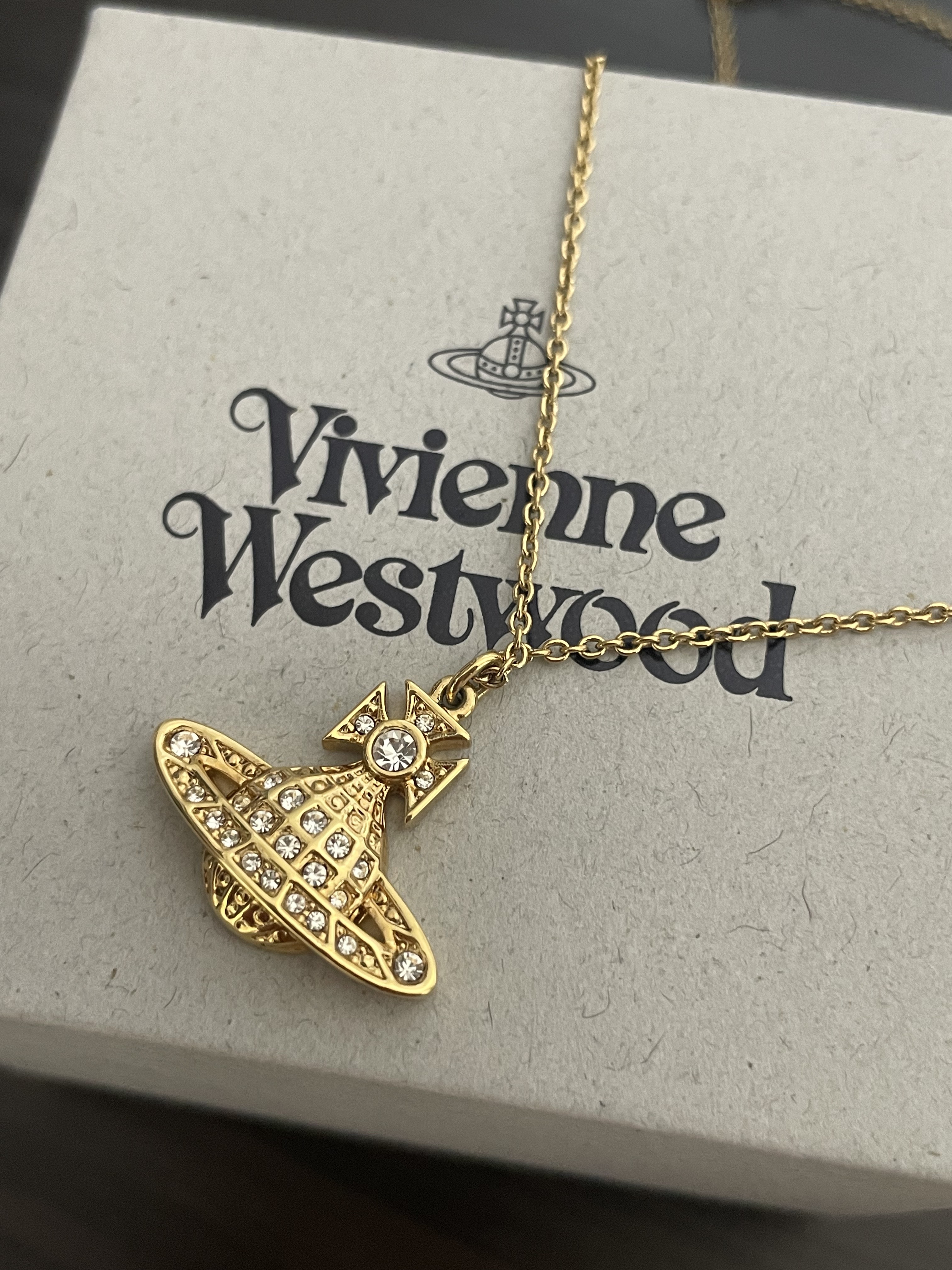 Vivienne Westwood Mini Bas Relief Pendant Gold 착용 스타일 - 1