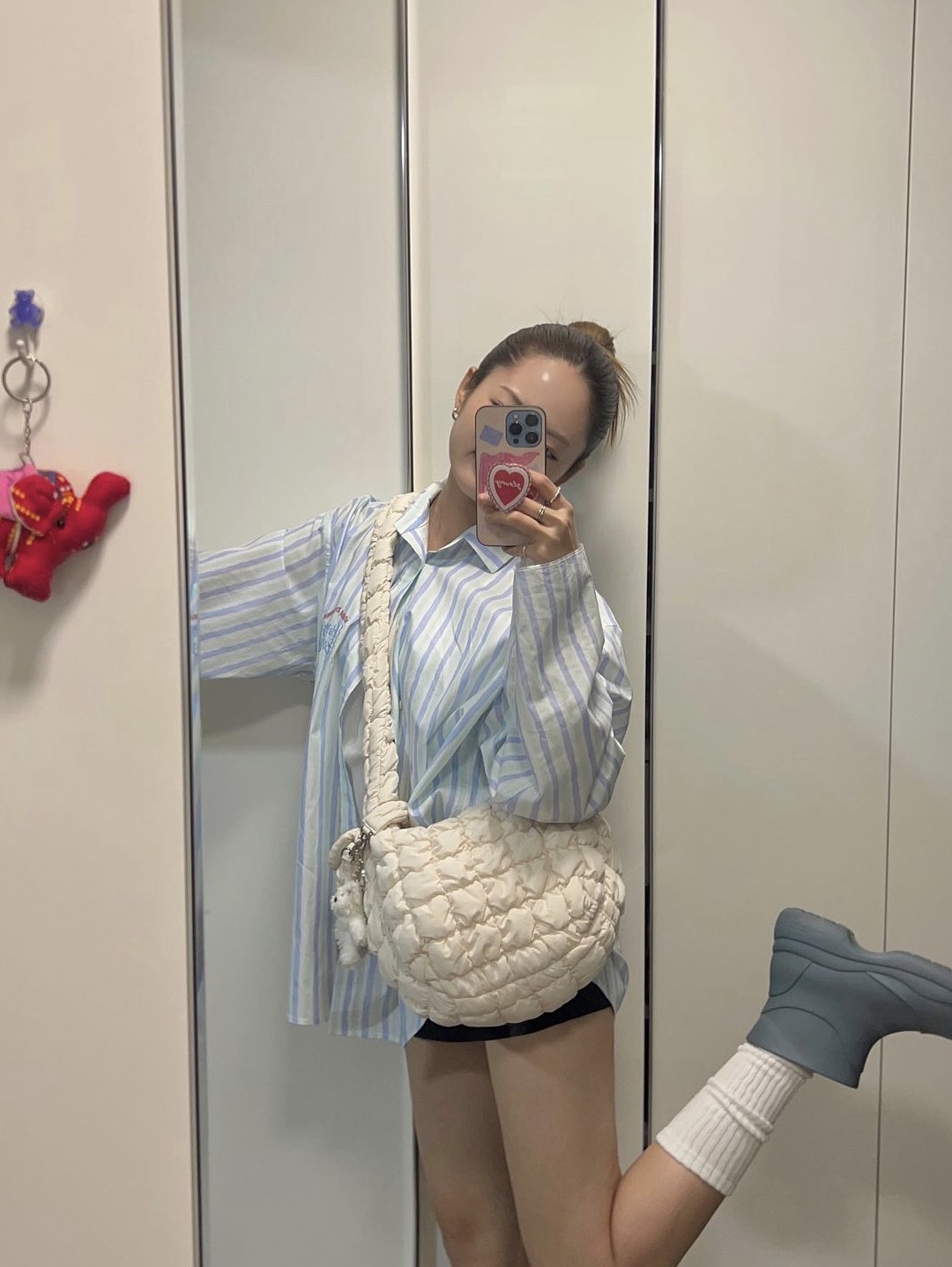 COS Quilted Messenger Bag Beige, COS Quilted Nano Bag Beige 착용 스타일 - 2