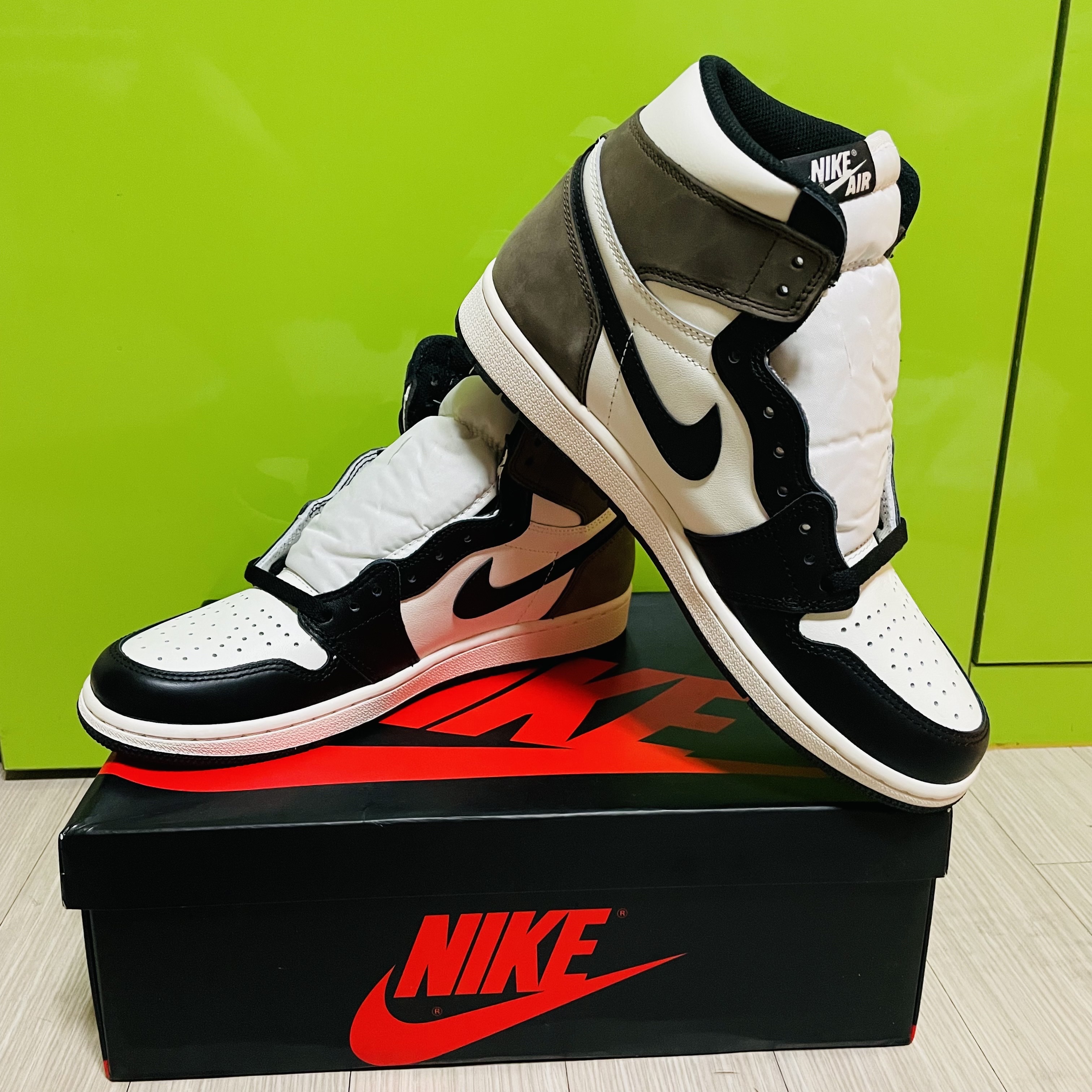 Jordan 1 Retro High OG Black Mocha 착용 스타일 - 2