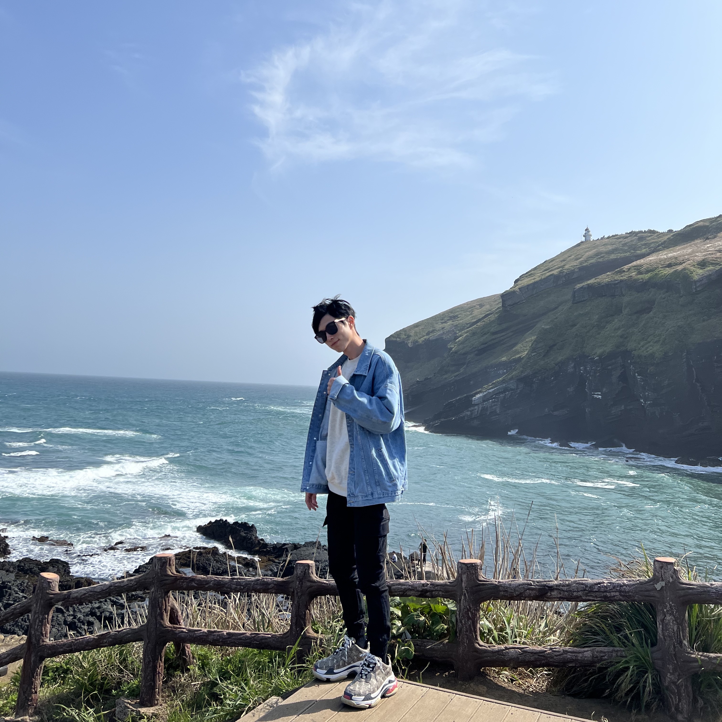 Balenciaga x Gucci The Hacker Project Triple S Sneakers Beige Ebony GG Supreme Black White Red, Essentials The Core Collection Crewneck Sweatshirt Light Oatmeal 착용 스타일
