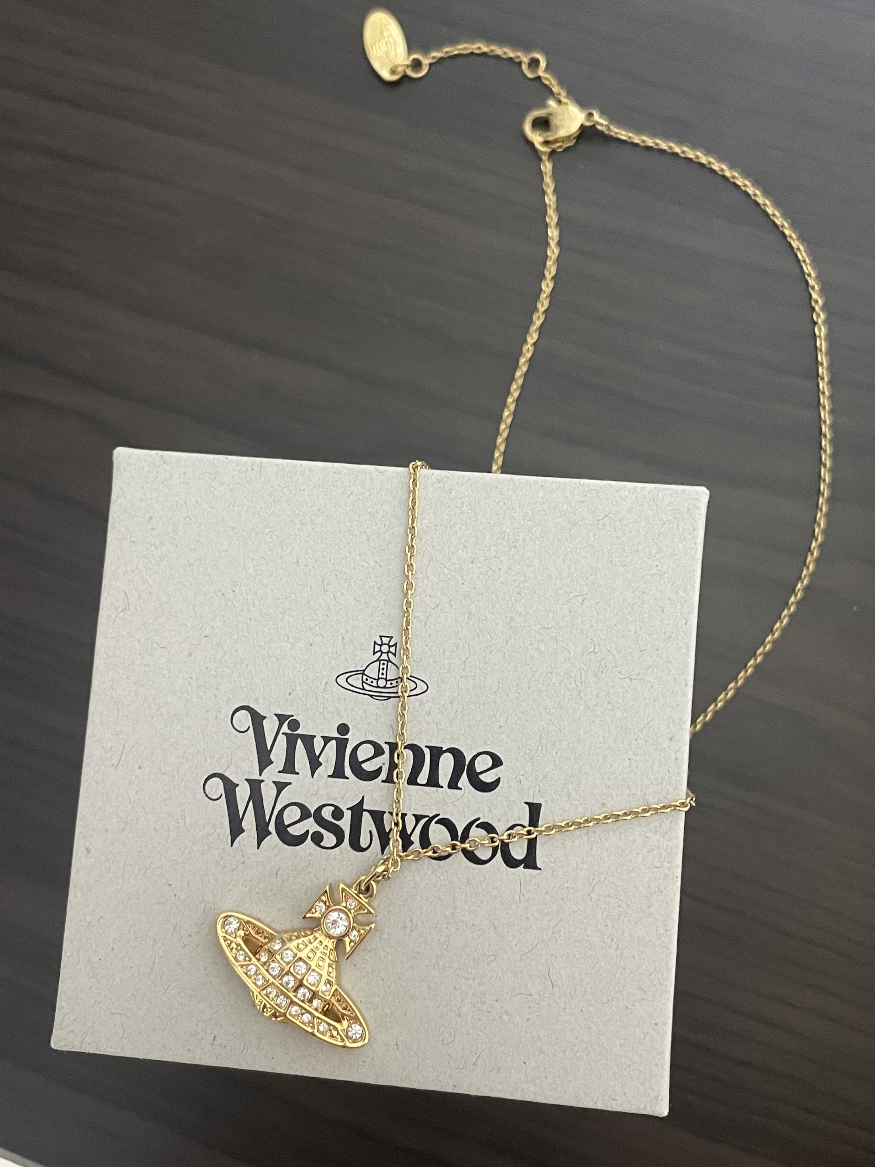 Vivienne Westwood Mini Bas Relief Pendant Gold 착용 스타일 - 2