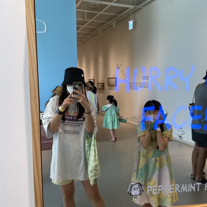 프라다 리나일론 버킷햇 블랙 착용 스타일 - 2