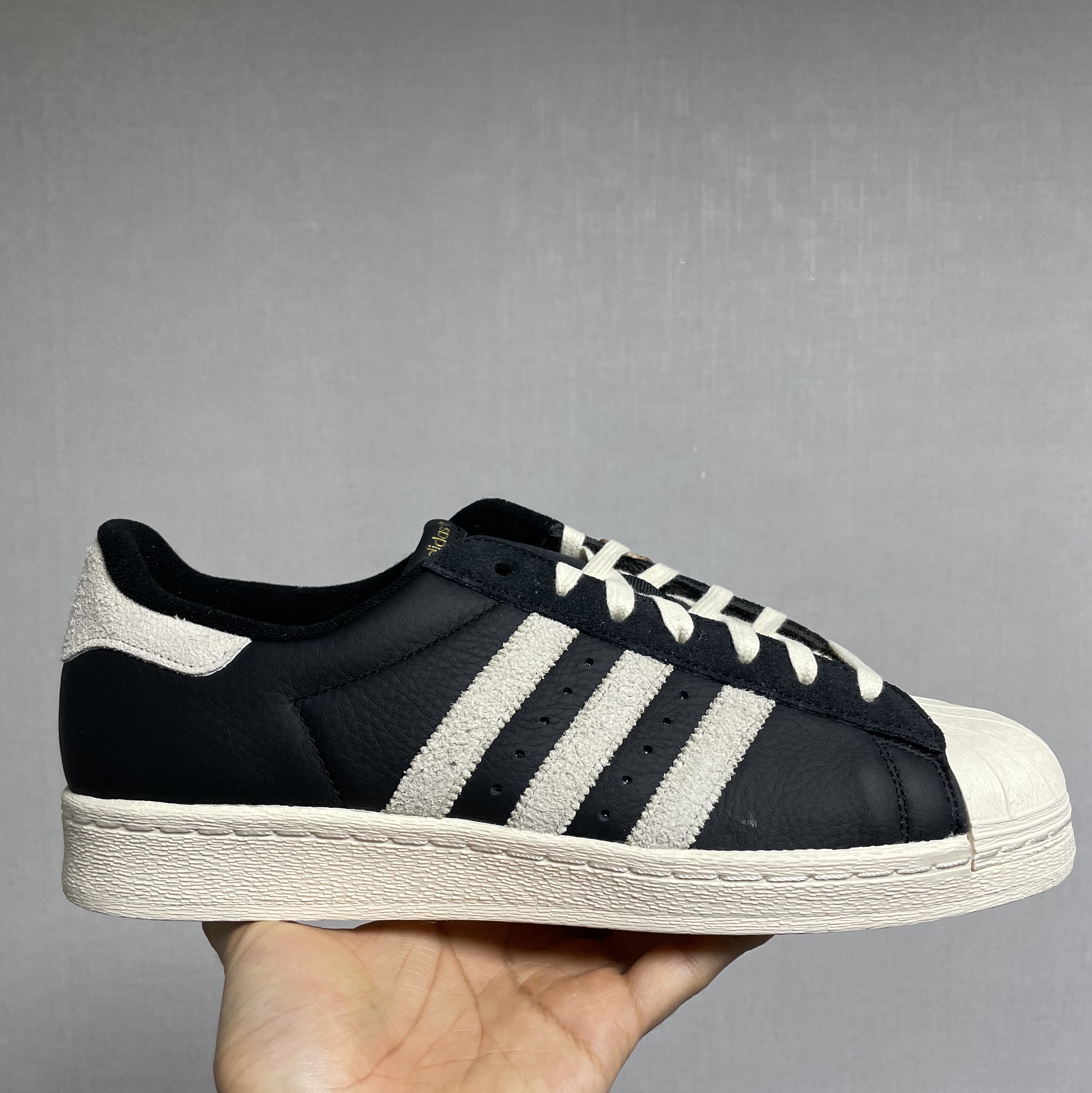Adidas Superstar 82 Black White 착용 스타일