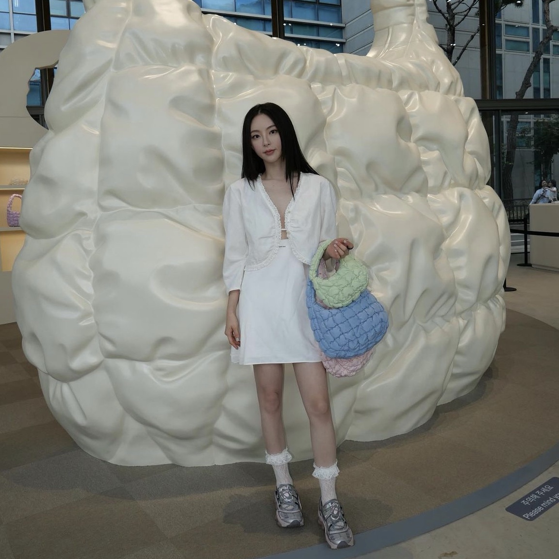 COS Quilted Micro Bag Green, COS Quilted Oversized Shoulder Bag Pink 착용 스타일 - 2
