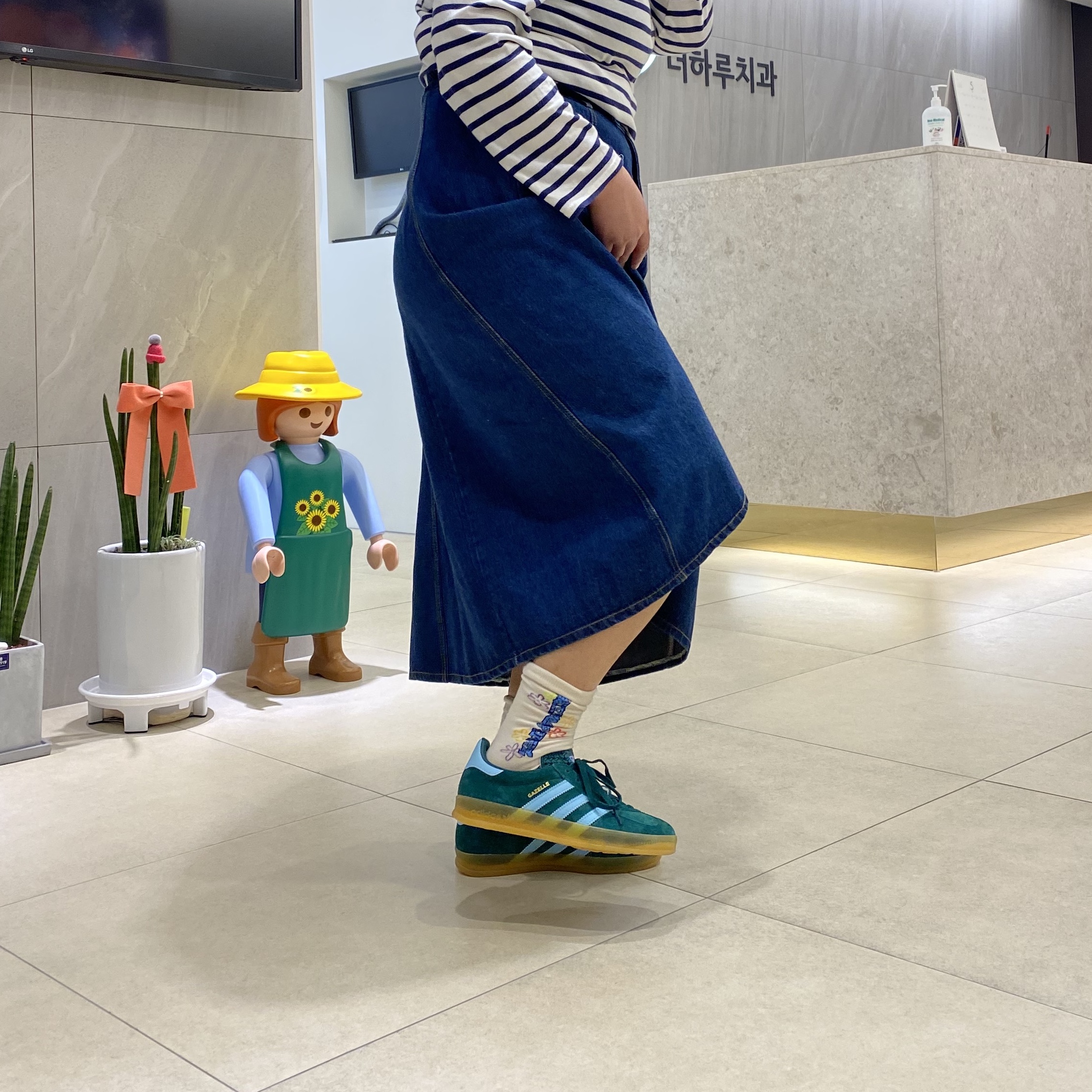 Adidas Gazelle Indoor Collegiate Green Hazy Sky 착용 스타일 - 2