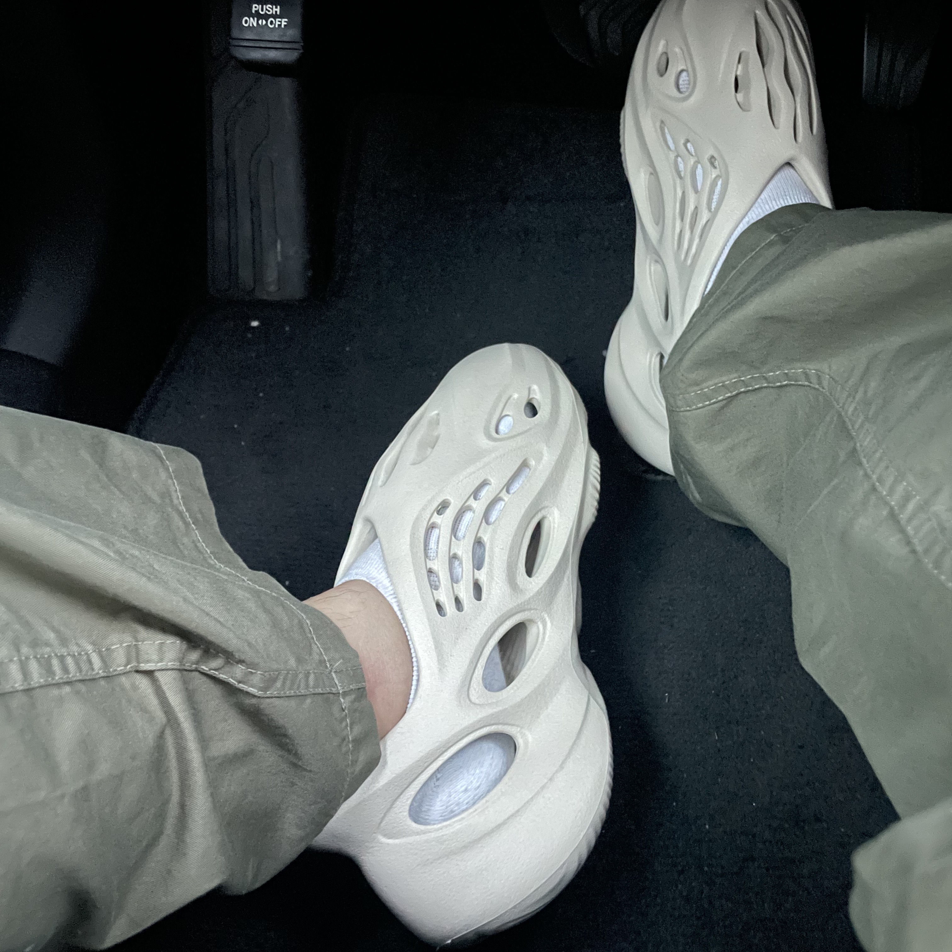 Adidas Yeezy Foam RNNR Sand 착용 스타일