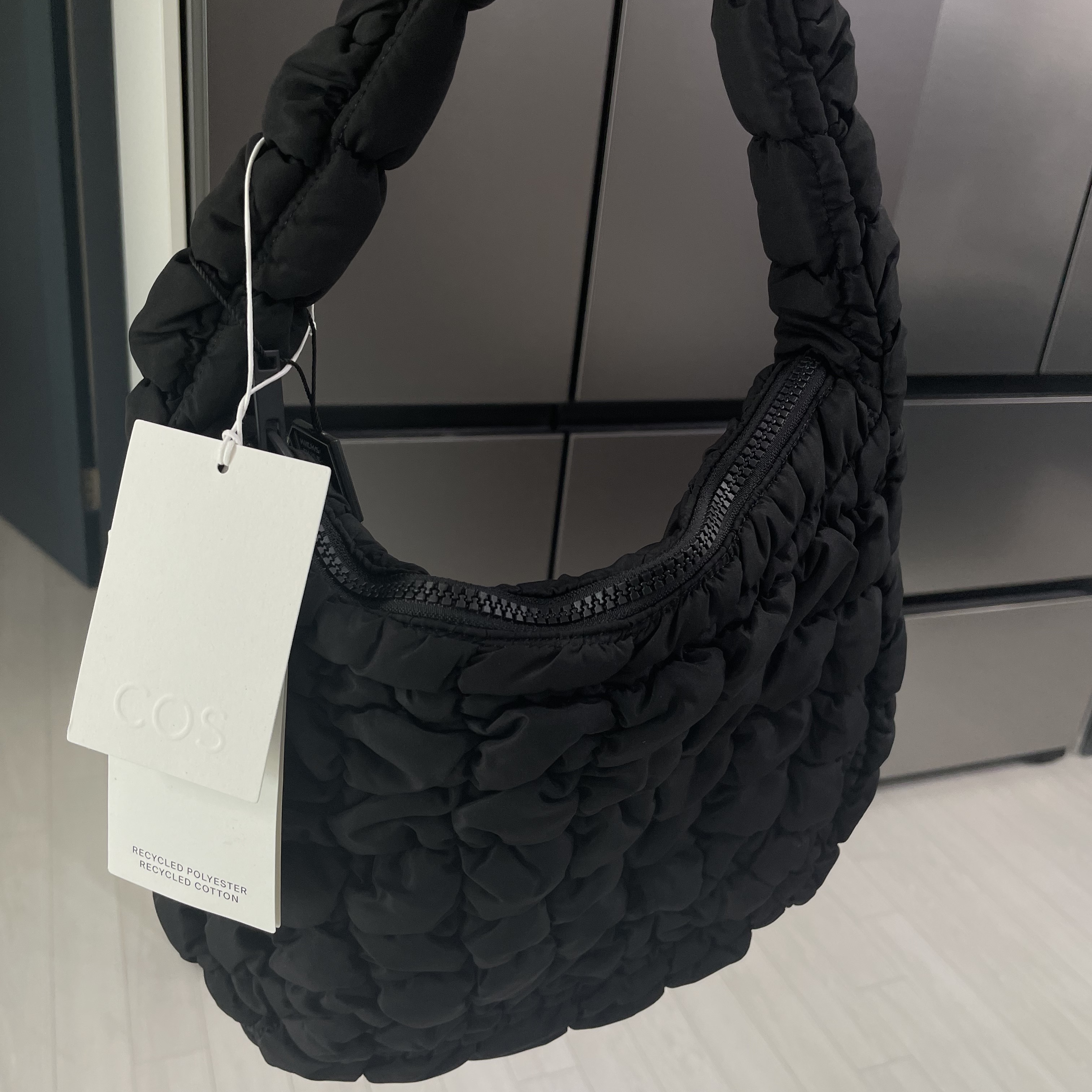 COS Quilted Mini Bag Black 착용 스타일