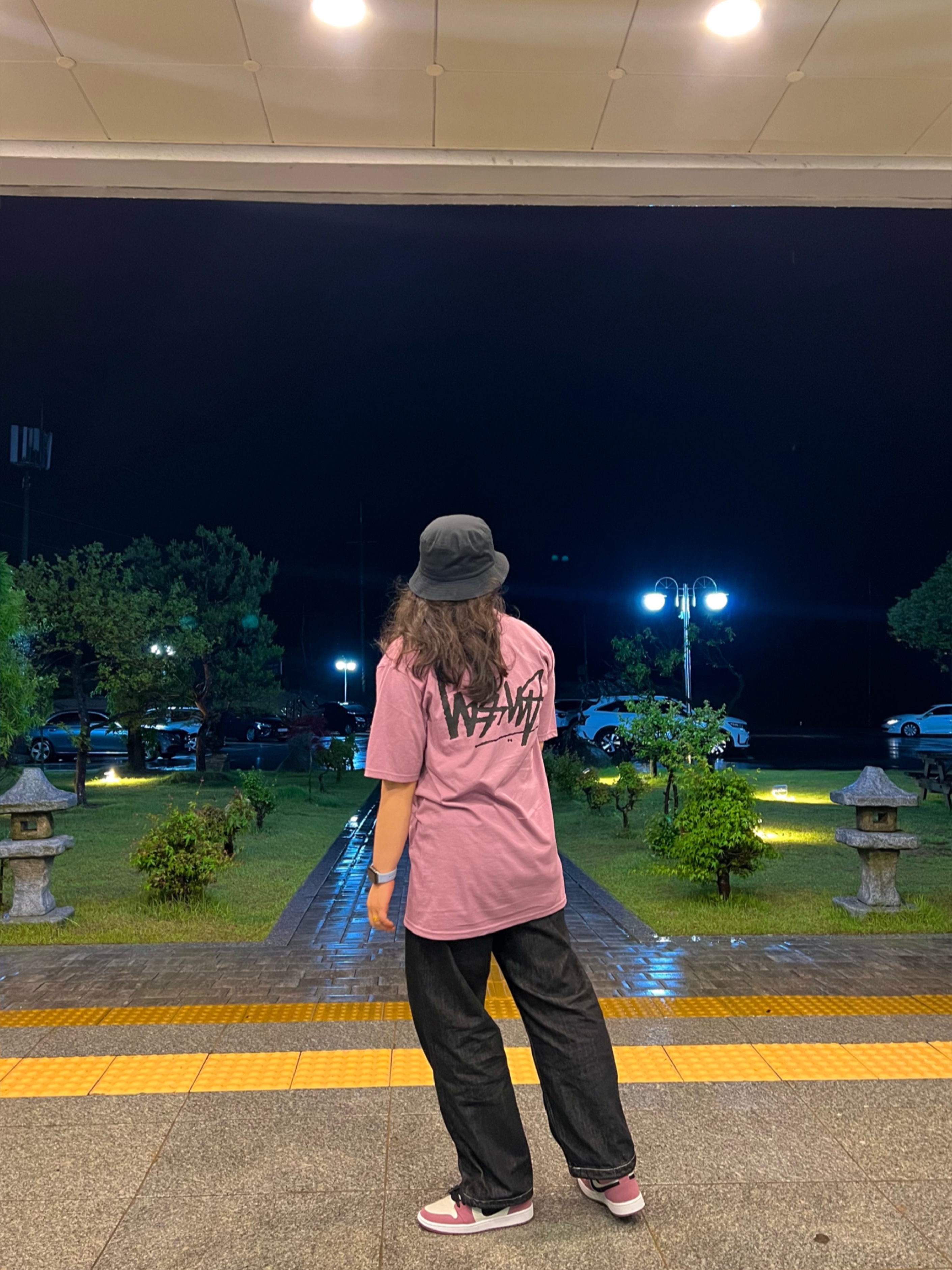 Stussy Stock Bucket Hat Black, Stussy Flipped T-Shirt Orchid 착용 스타일