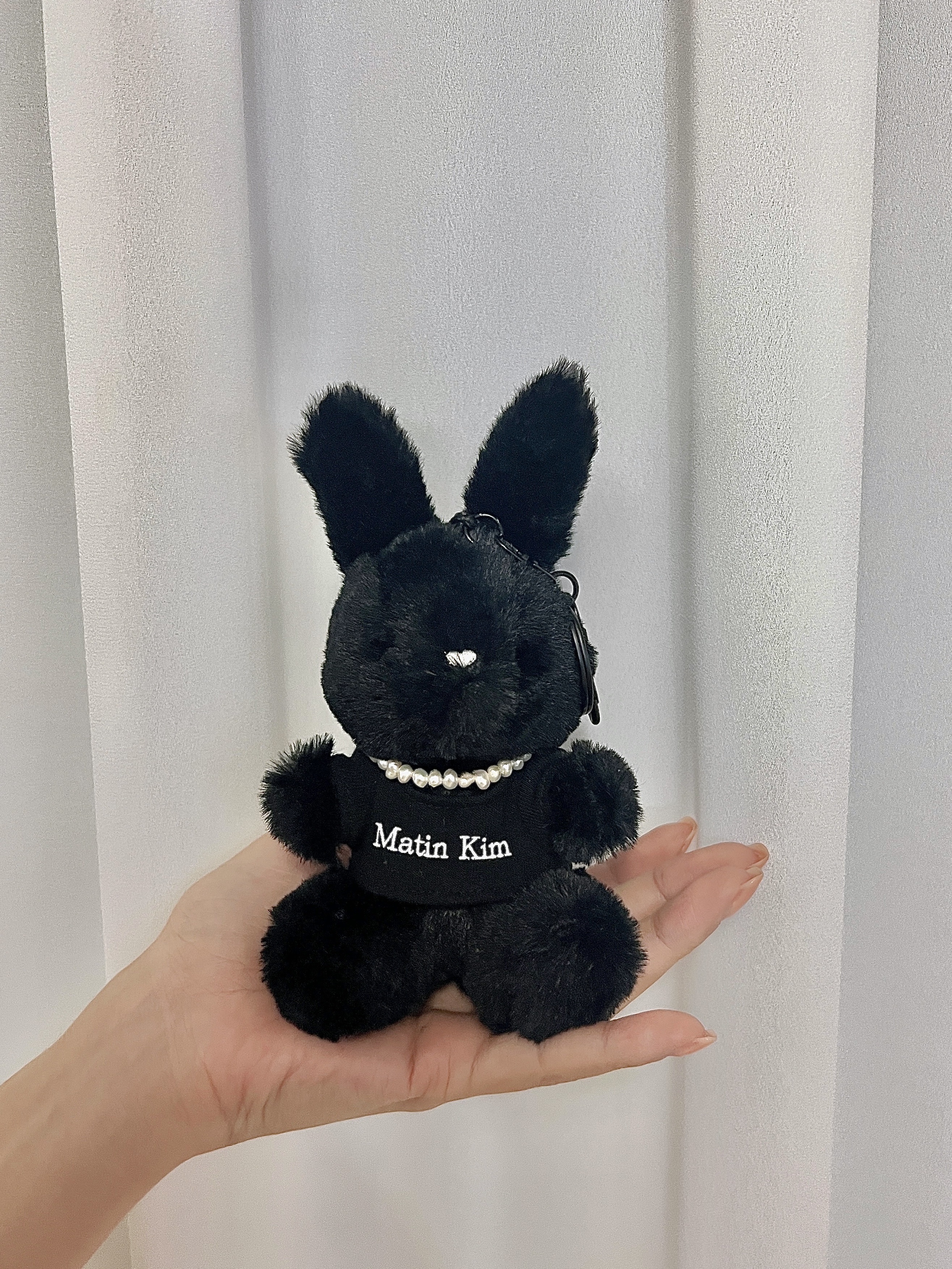 Matin Kim Black Bunny Toy Keyring Black 착용 스타일
