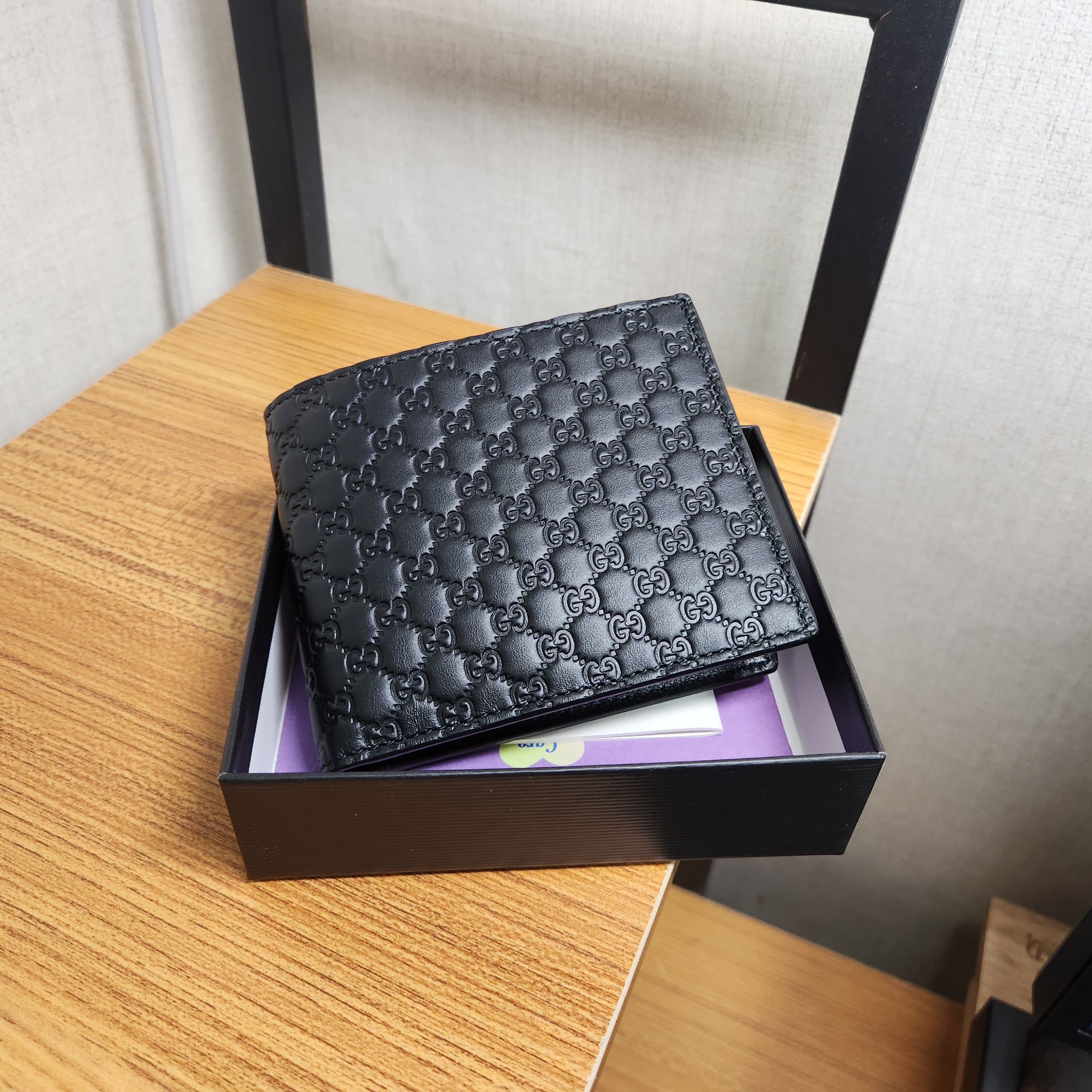 Gucci Micro GG Ssima Bi-Fold Wallet Black 착용 스타일