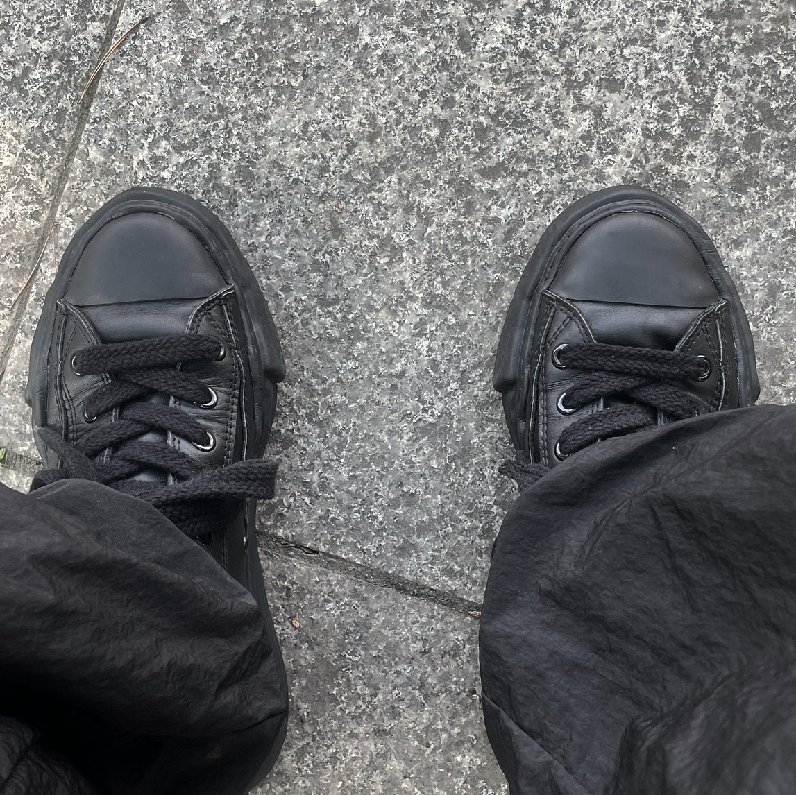 Maison Mihara Yasuhiro Peterson OG Sole Leather Low Sneakers Black Black 착용 스타일