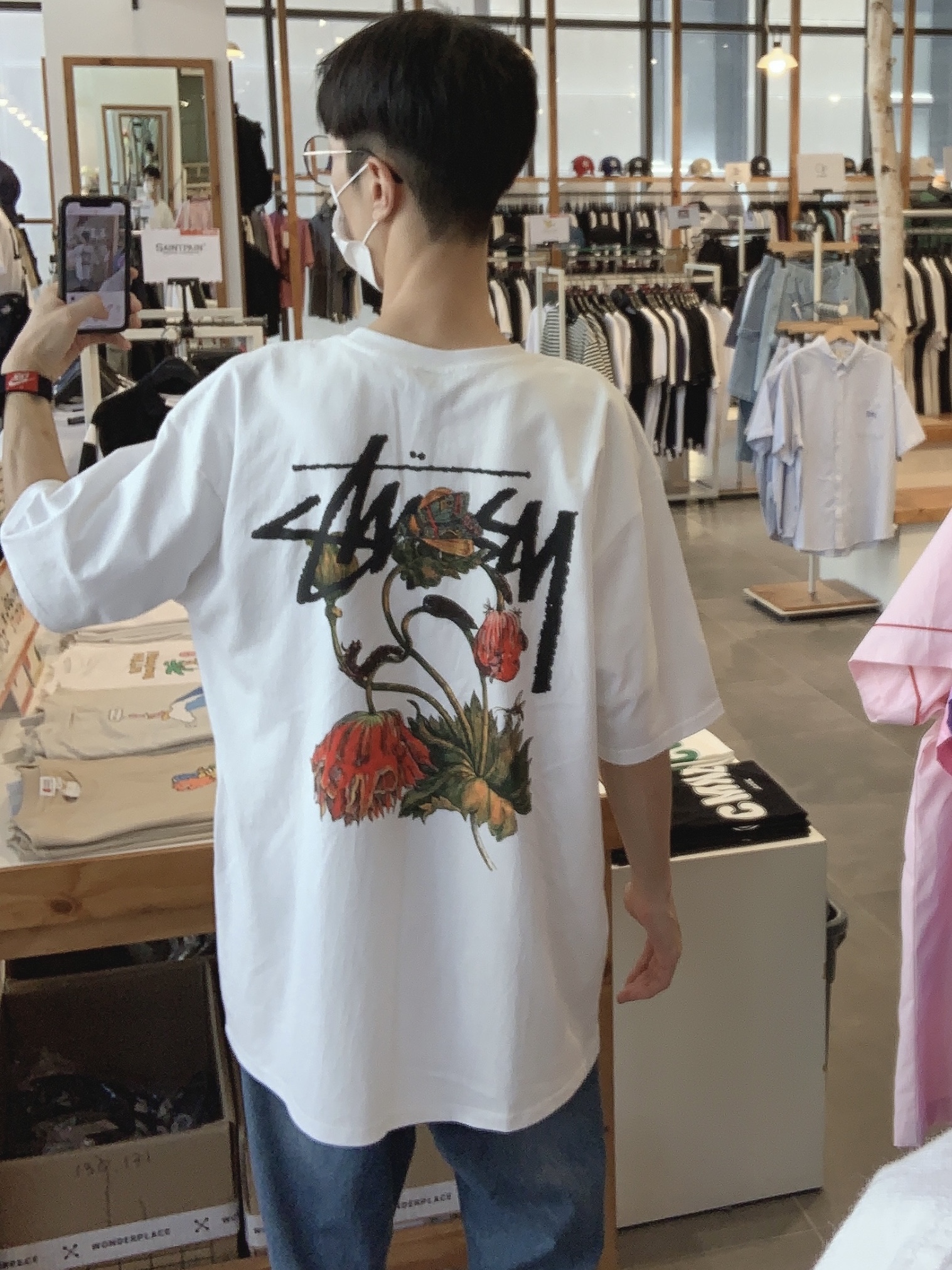 Stussy Withered Flower T-Shirt White, Jordan 1 Mid Light Smoke Grey 착용 스타일 - 3