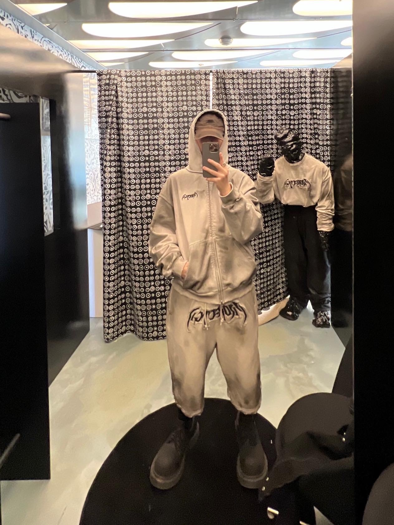 Project G/R Furious Logo Applique Zip Hoodie Grey - 10 Corso Como Exclusive, Project G/R Furious Logo Applique Shorts Grey - 10 Corso Como Exclusive 착용 스타일 - 2