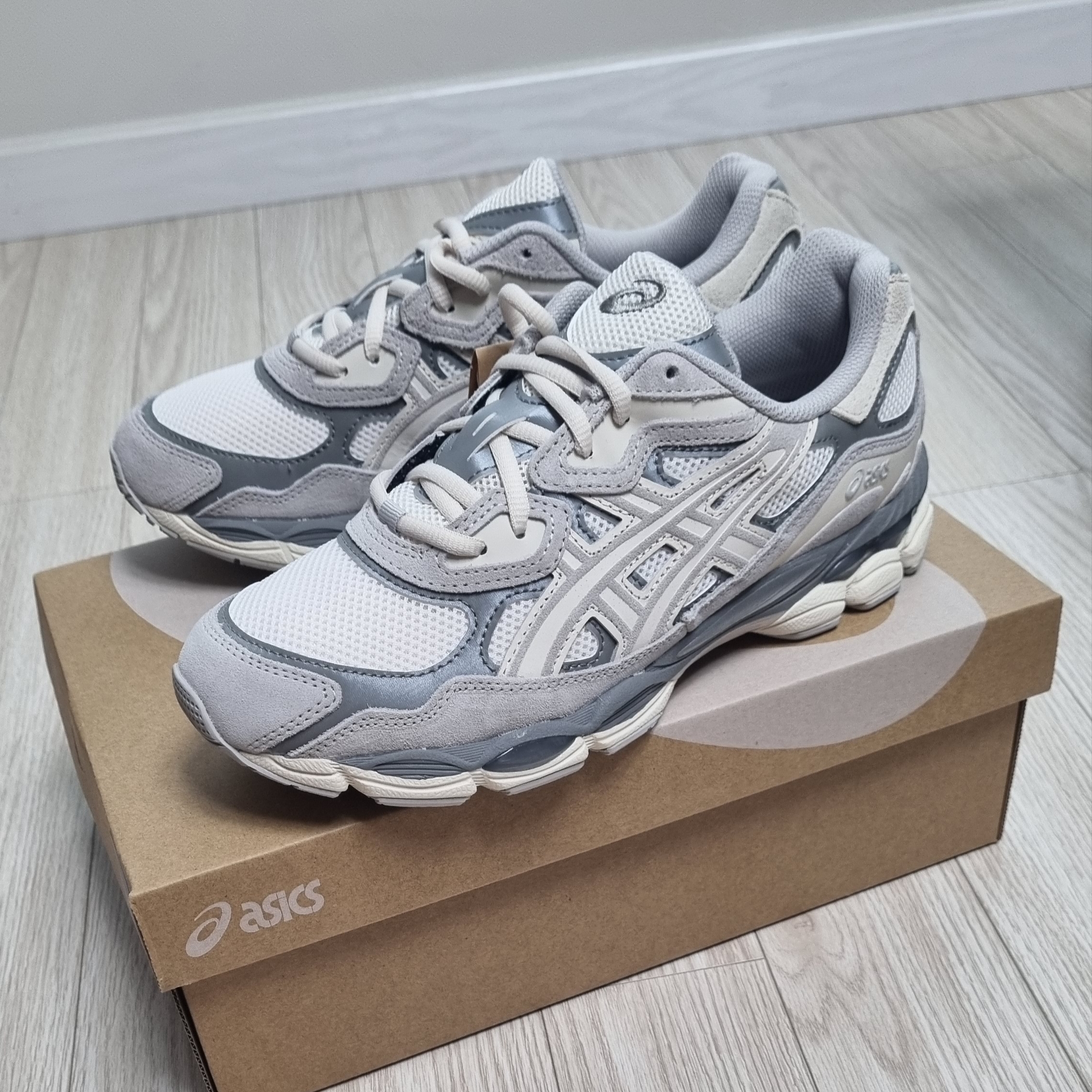 Asics Gel-NYC Cream Oyster Grey 착용 스타일