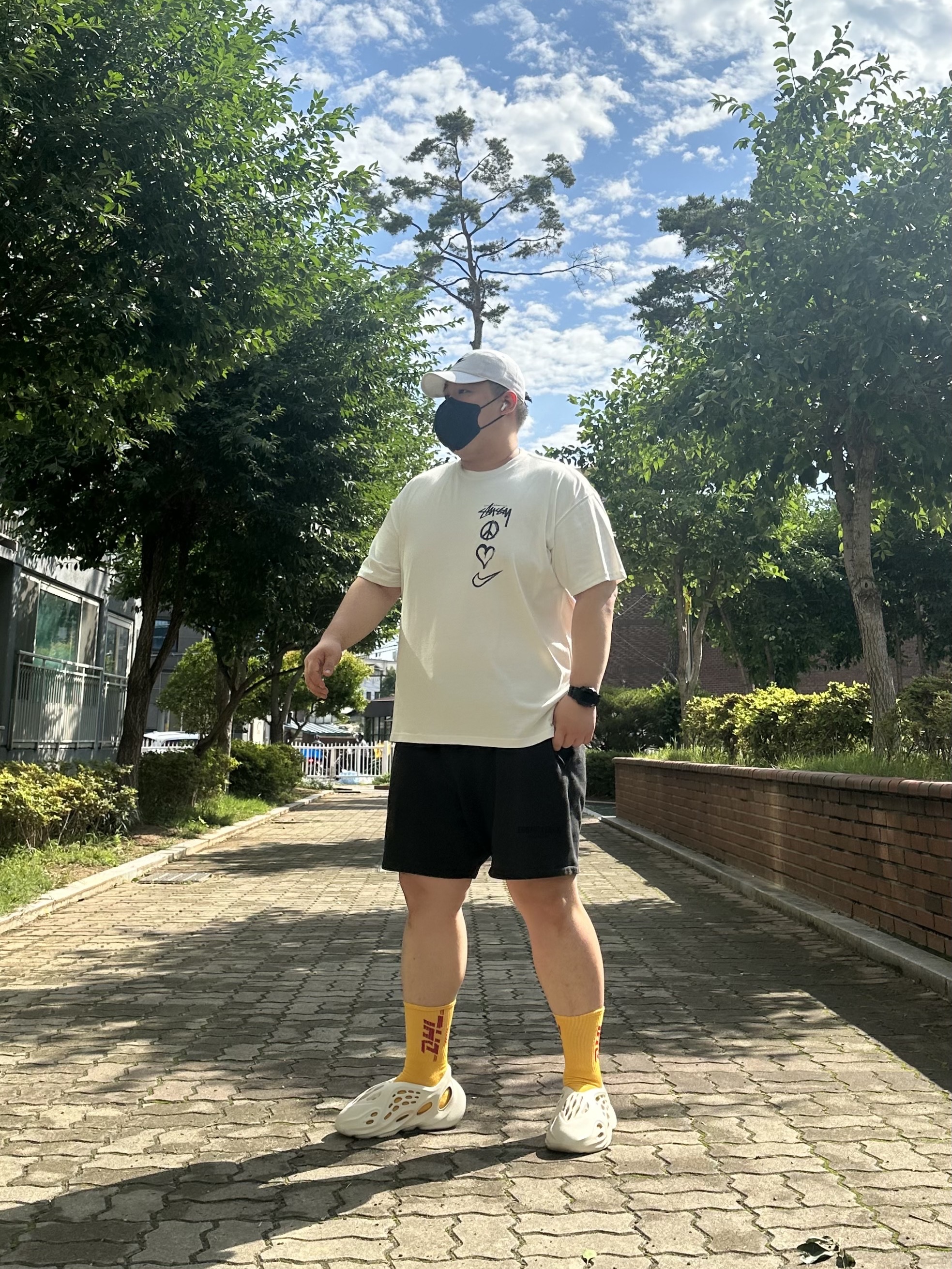 Nike x Stussy NRG RA T-Shirt Summit White (DM4942-121), Adidas Yeezy Foam RNNR Sand 착용 스타일