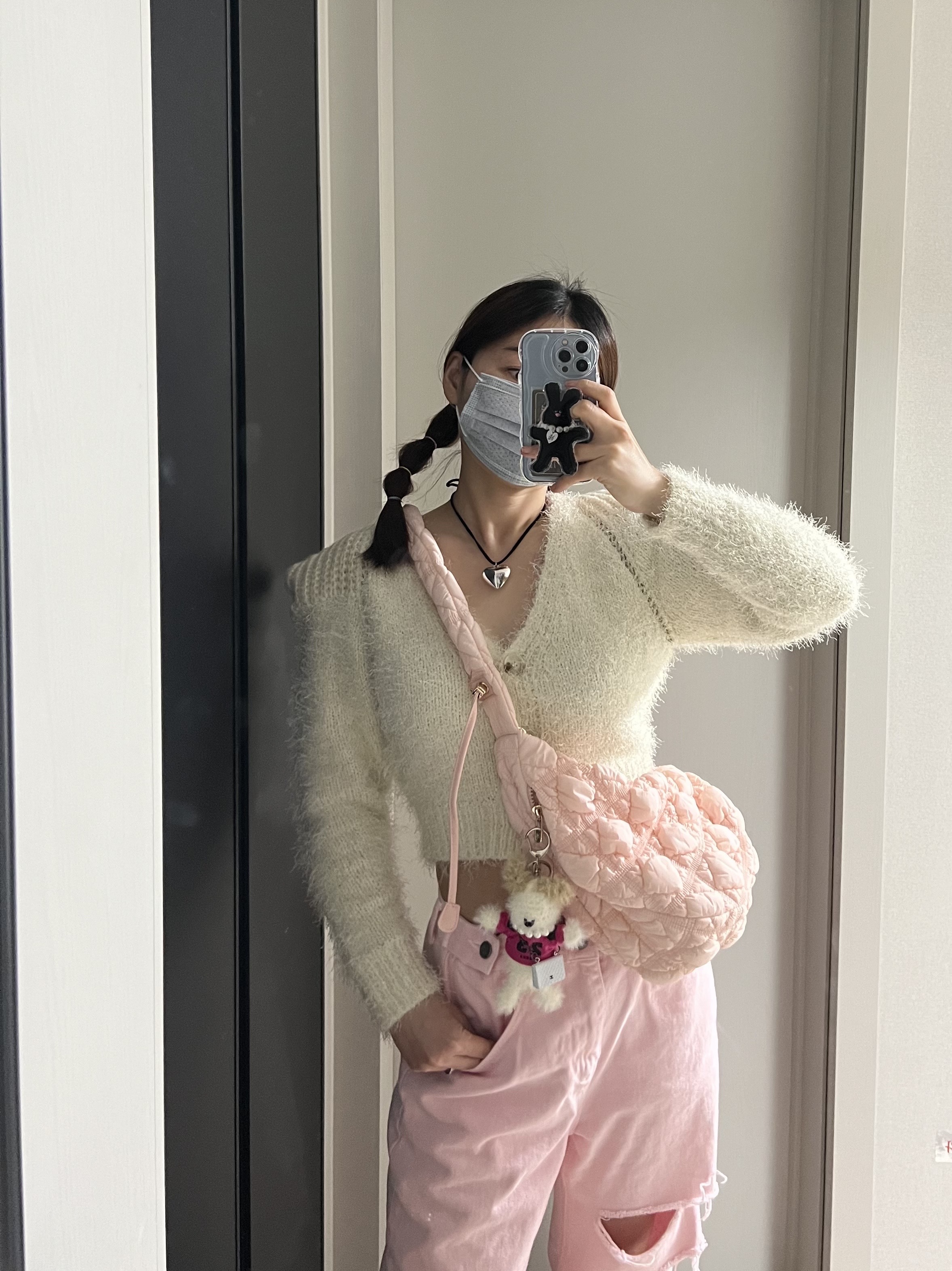 Margesherwood Wood Keyring with T-Shirt White Pink, Apple iPhone 13 Pro Max 1TB Sierra Blue (Korean Ver.) 착용 스타일 - 1