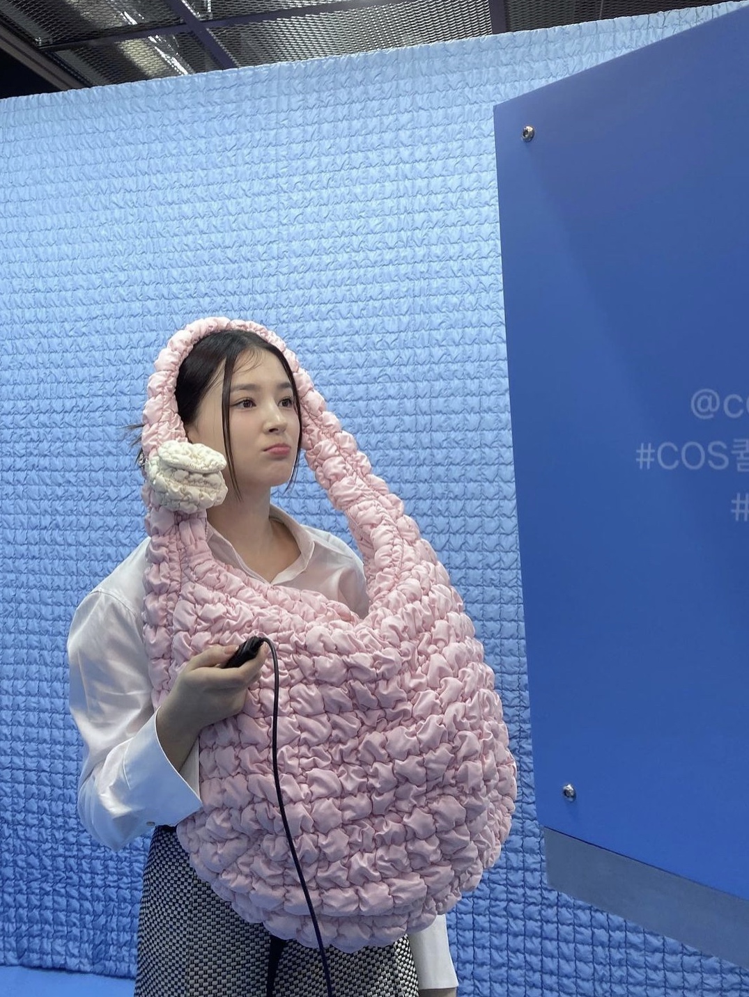 COS Quilted Nano Bag Beige, COS Quilted Oversized Shoulder Bag Pink 착용 스타일