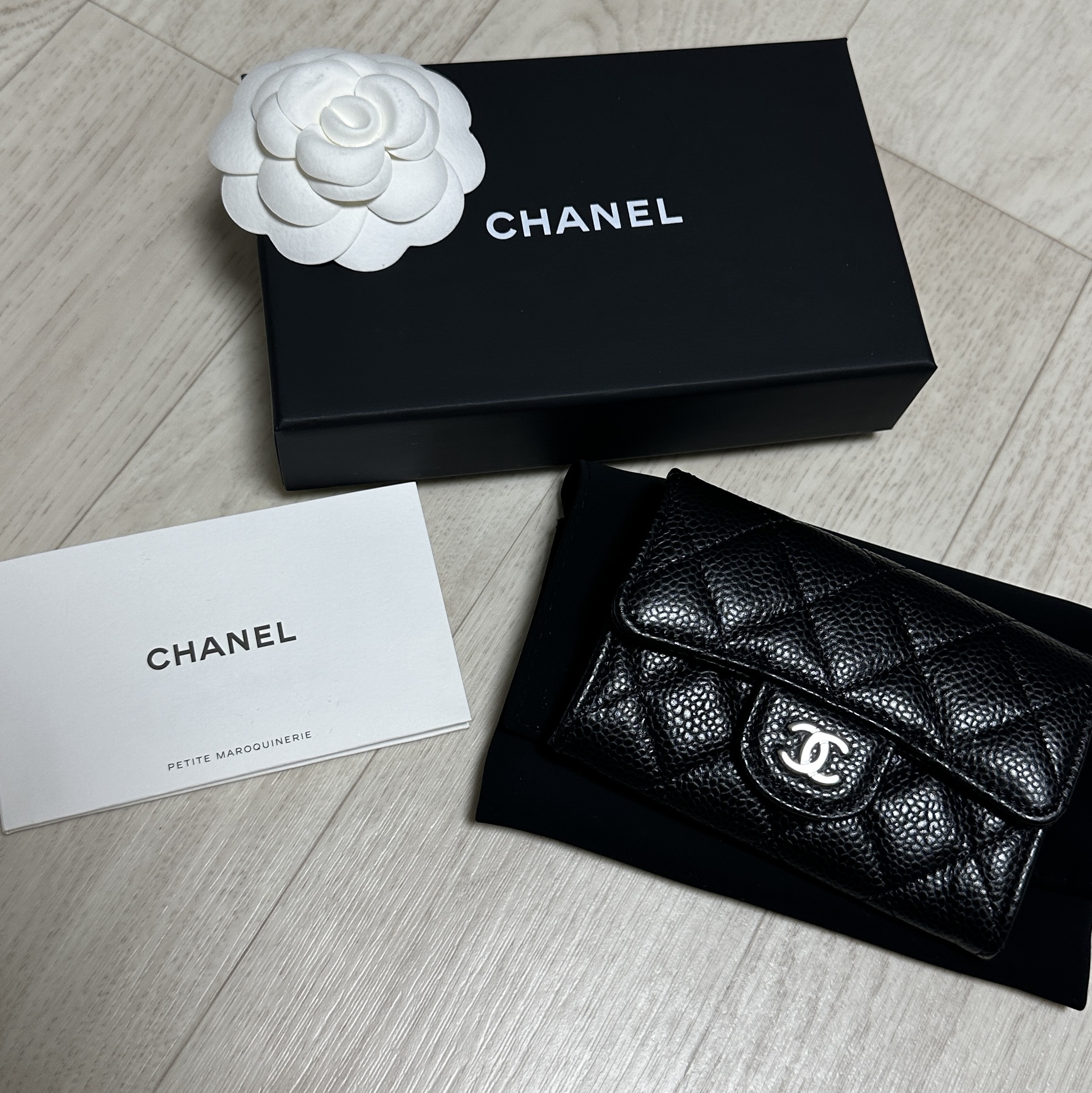 Chanel Classic Card Holder Grained Calfskin & Silver Black 착용 스타일