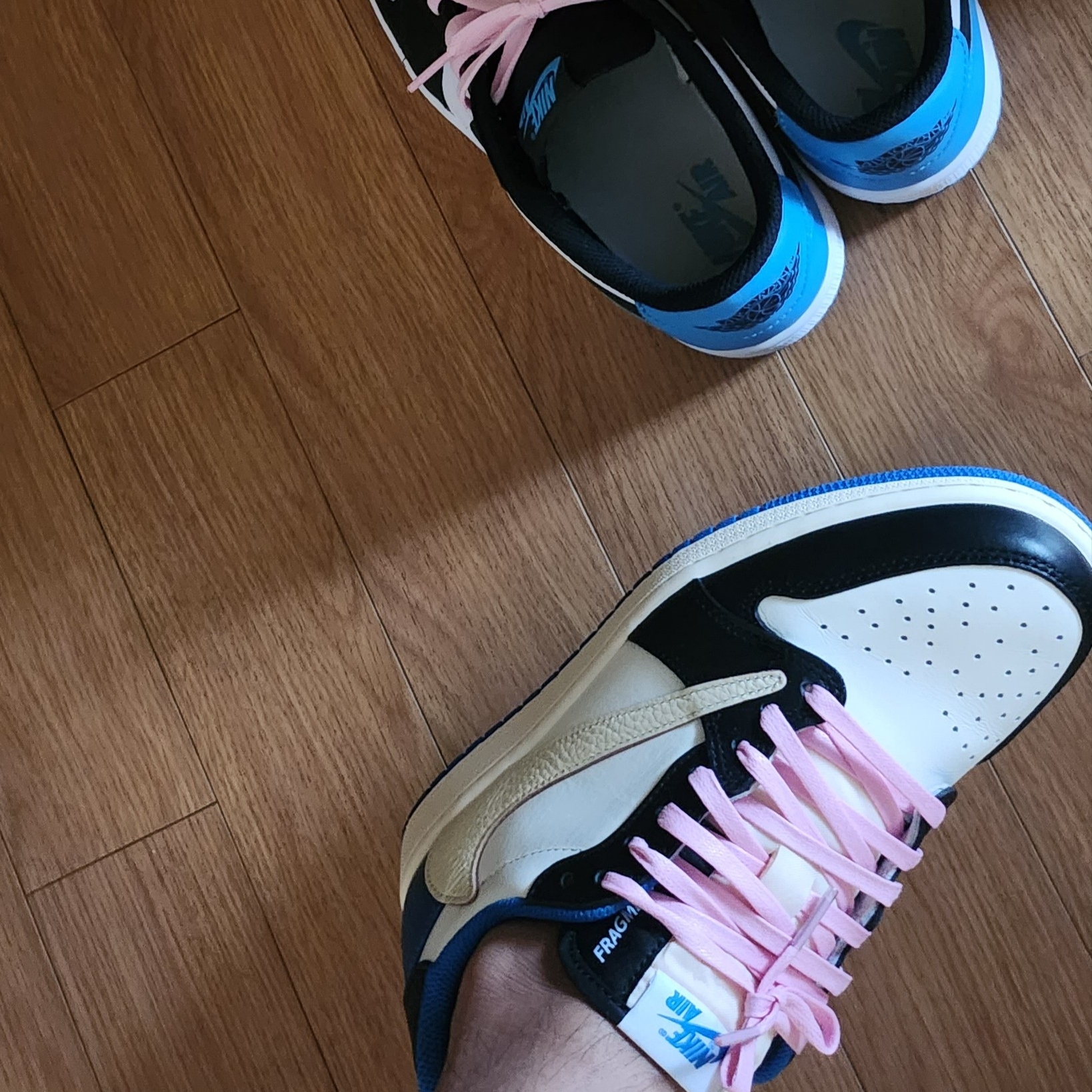 Jordan 1 x Travis Scott x Fragment Retro Low OG SP Military Blue, Jordan 1 Retro Low OG Black and Dark Powder Blue 착용 스타일 - 2