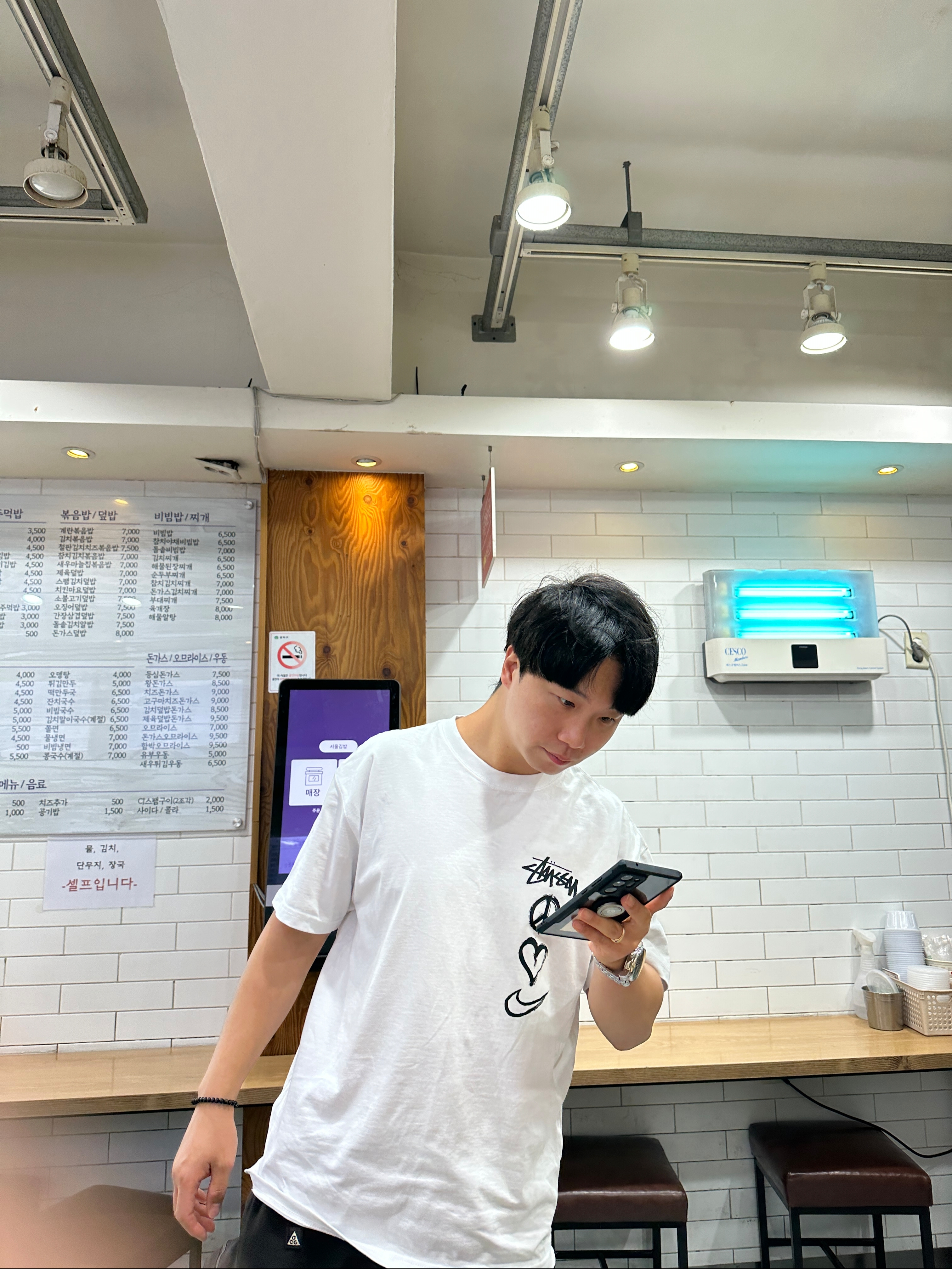Nike ACG Snowgrass Cargo Shorts Velvet Brown - Asia, Nike x Stussy NRG RA T-Shirt Summit White (DM4943-121) 착용 스타일
