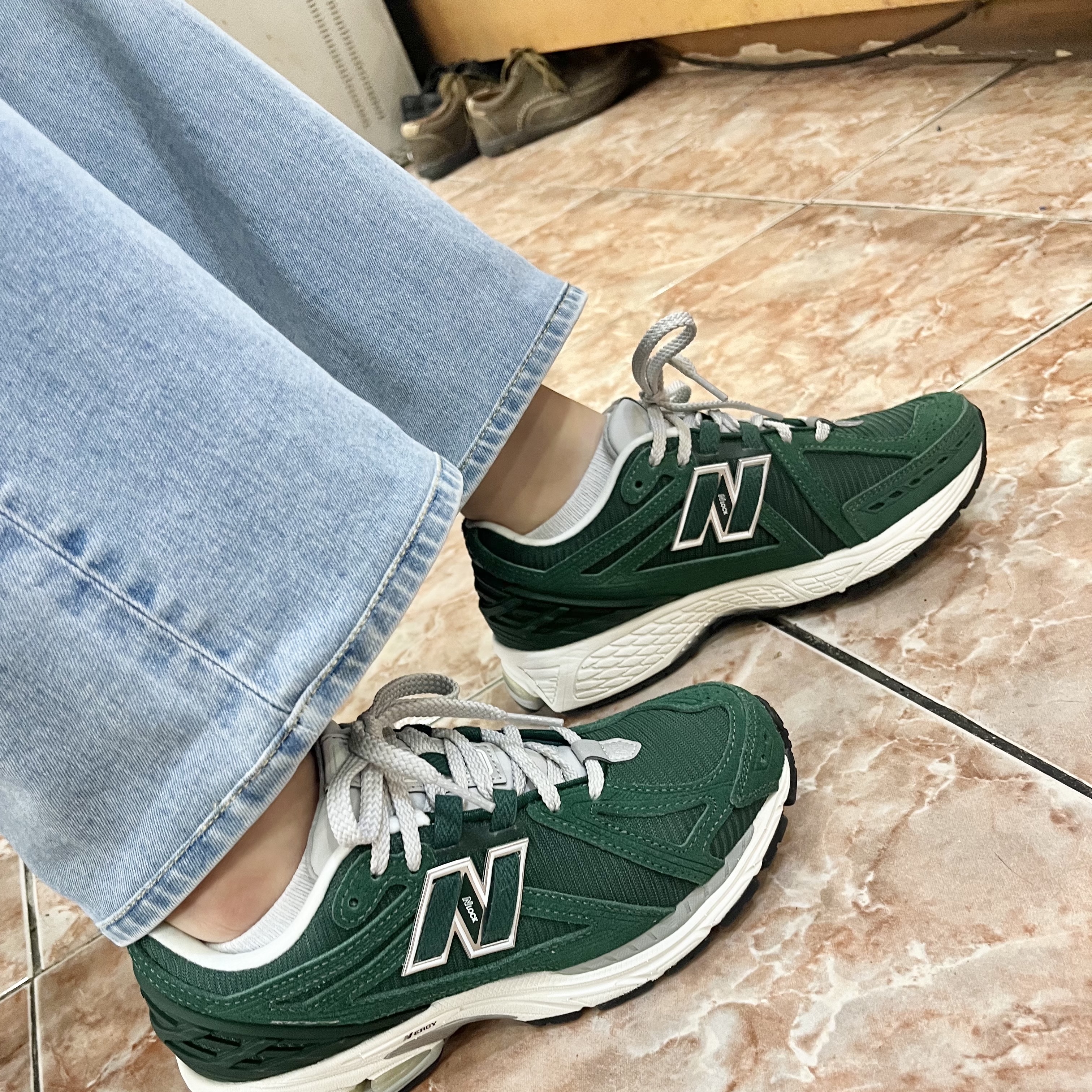 New Balance 1906R Nightwatch Green 착용 스타일