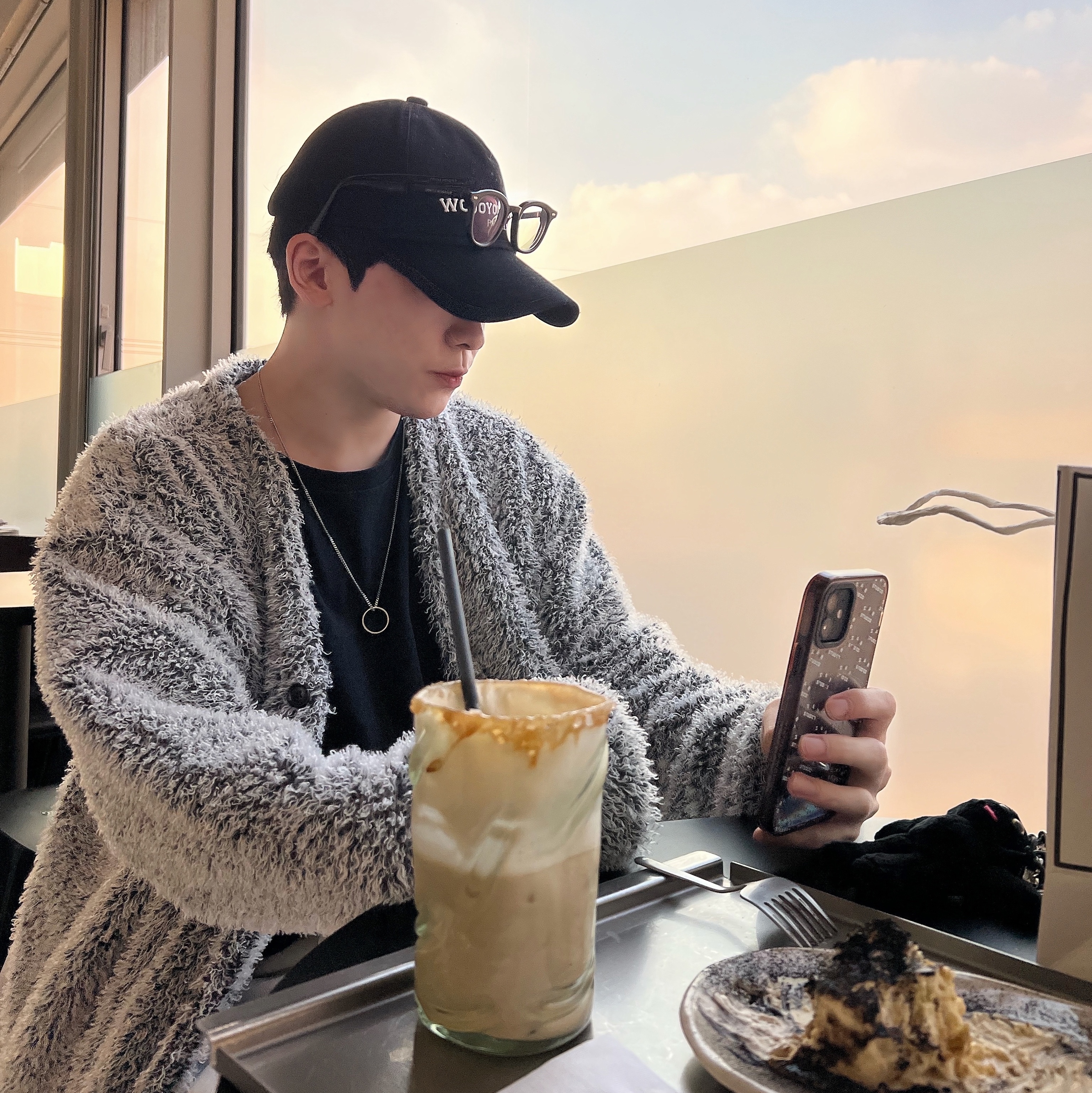 Wooyoungmi White Embroidered Logo Ball Cap Black 착용 스타일