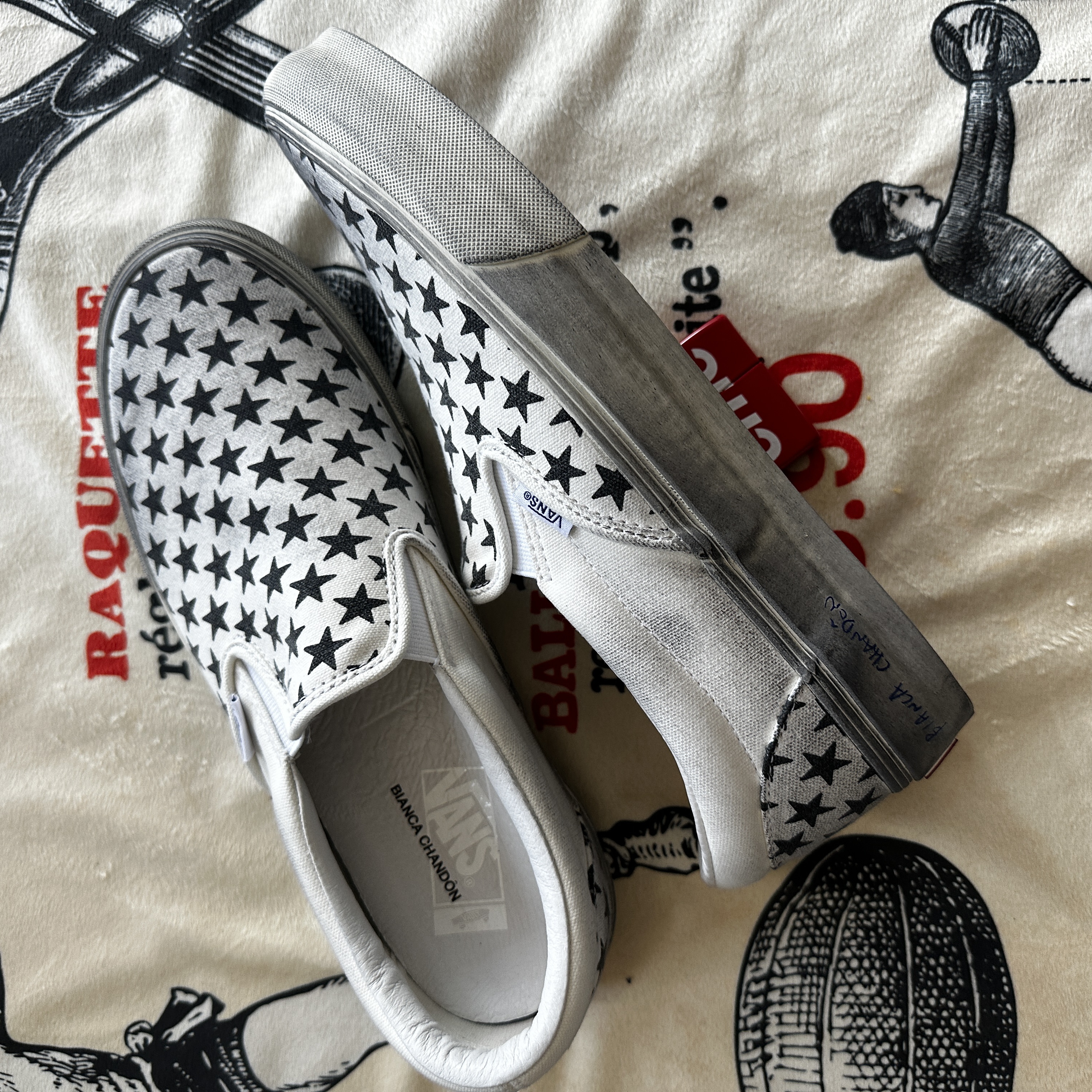 Vans Vault x Bianca Chandon Classic Slip-On LX Stressed Black White 착용 스타일 - 3